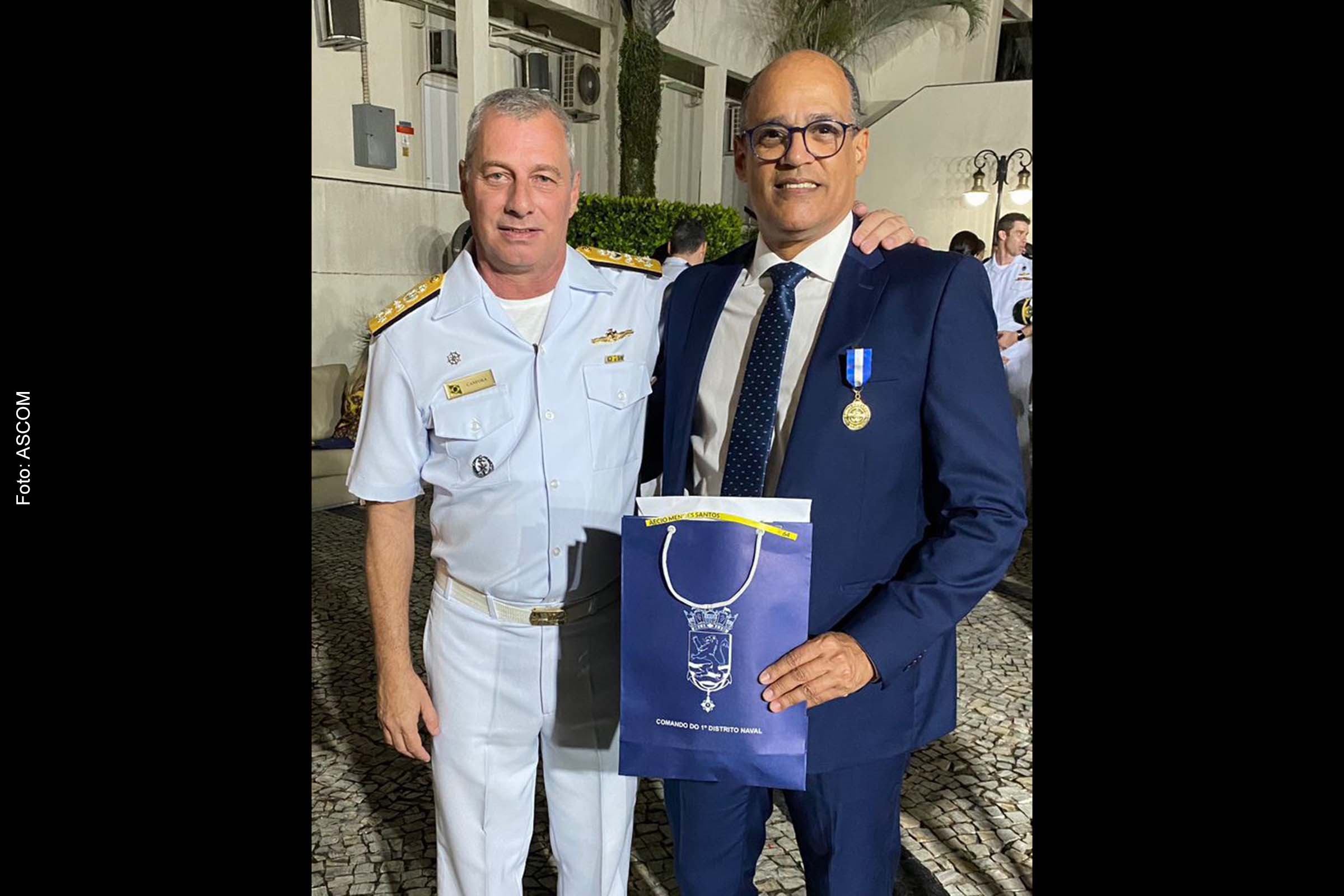 Dr. Aécio Mendes recebeu a homenagem do vice-Almirante Canfora.