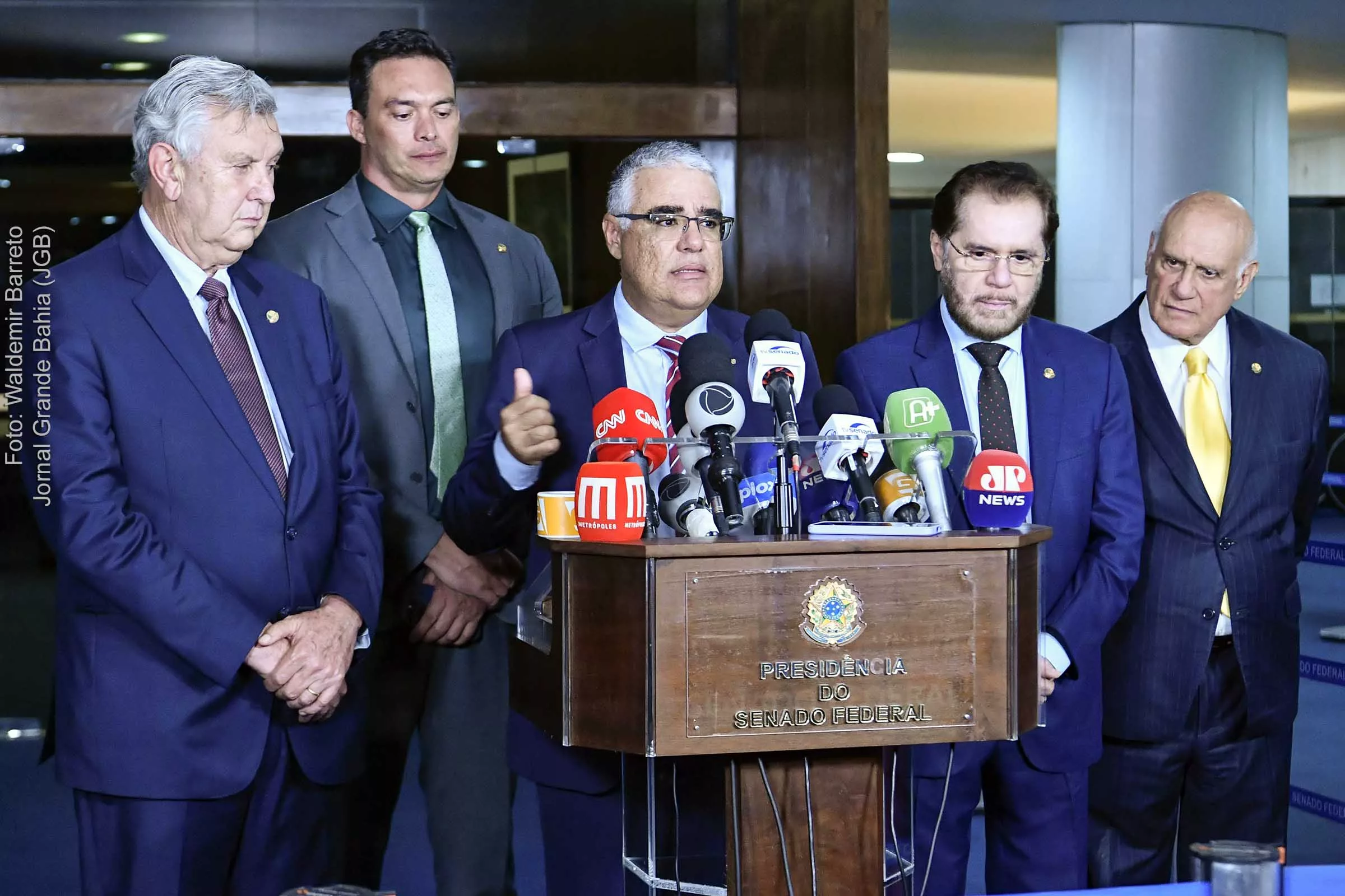 Senadores concedem entrevista coletiva para comunicar apresentação de pedido de impeachment do ministro do STF Luís Roberto Barroso, por vários motivos, entre eles infrações graves à lei orgânica da magistratura. Participam: senador Luis Carlos Heinze (PP-RS); senador Styvenson Valentim (Podemos-RN); senador Eduardo Girão (Podemos-CE); senador Plínio Valério (PSDB-AM); senador Lasier Martins (Podemos-RS).