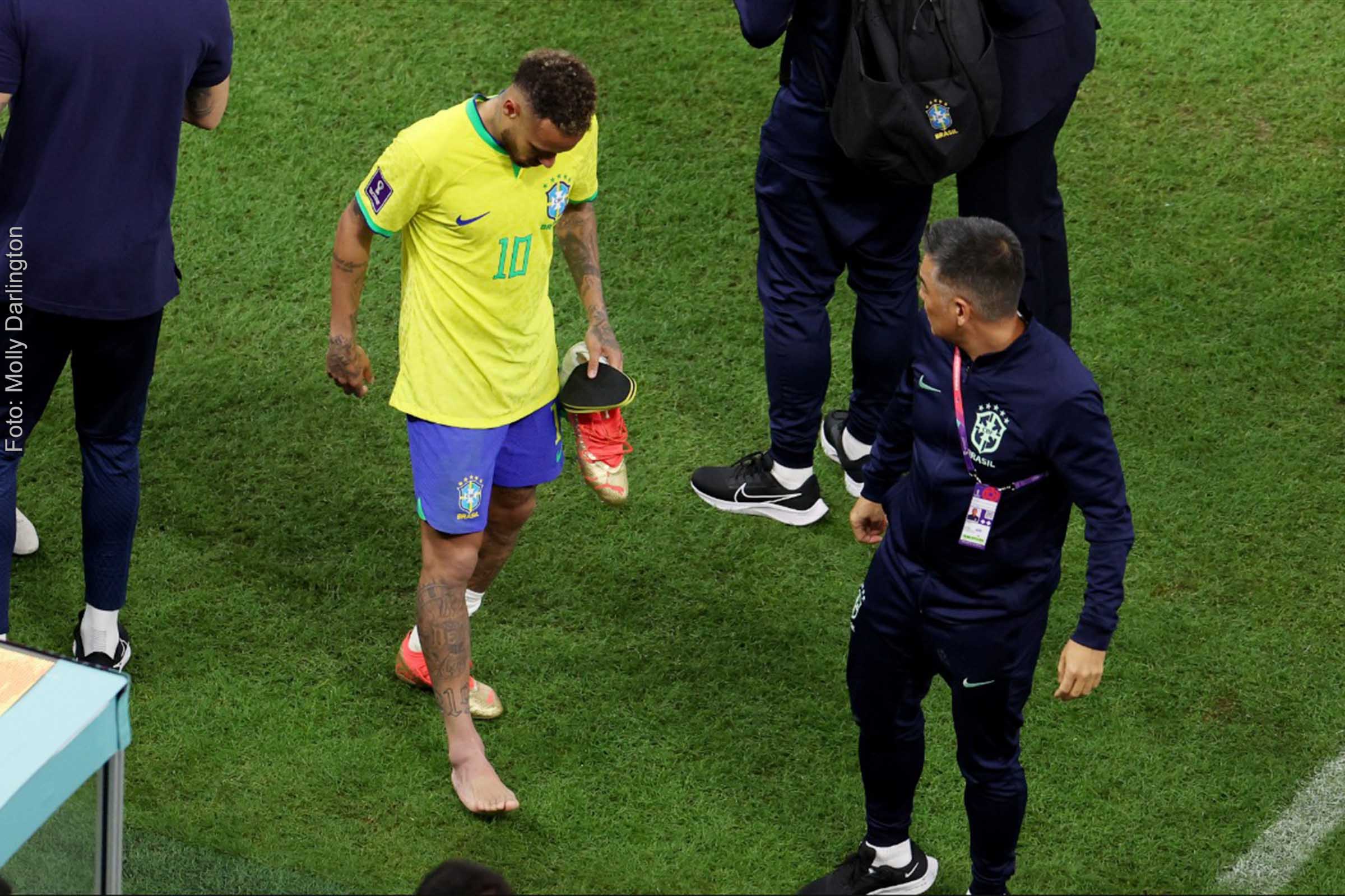 Médico da Seleção Brasileira diz que Neymar sofreu entorse no tornozelo direito