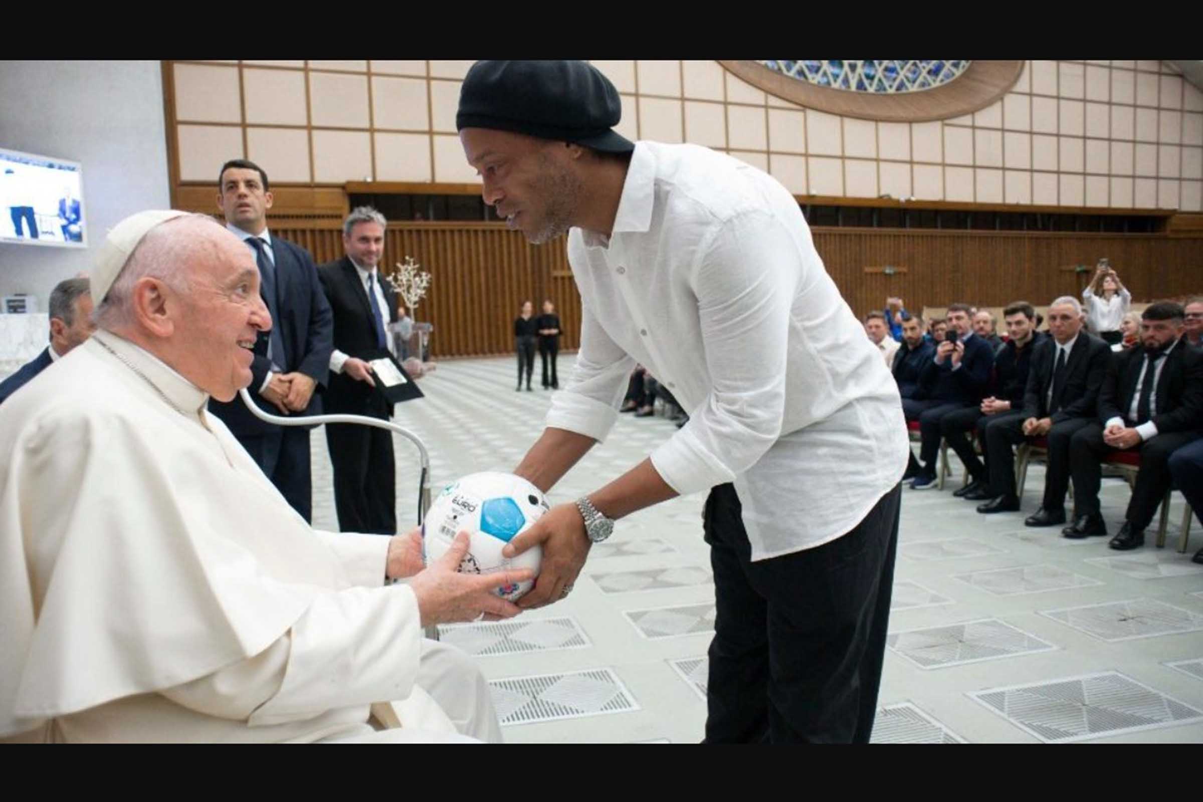 O encontro do Pontífice com os atletas, como o brasileiro Ronaldinho, foi na Sala Paulo VI.