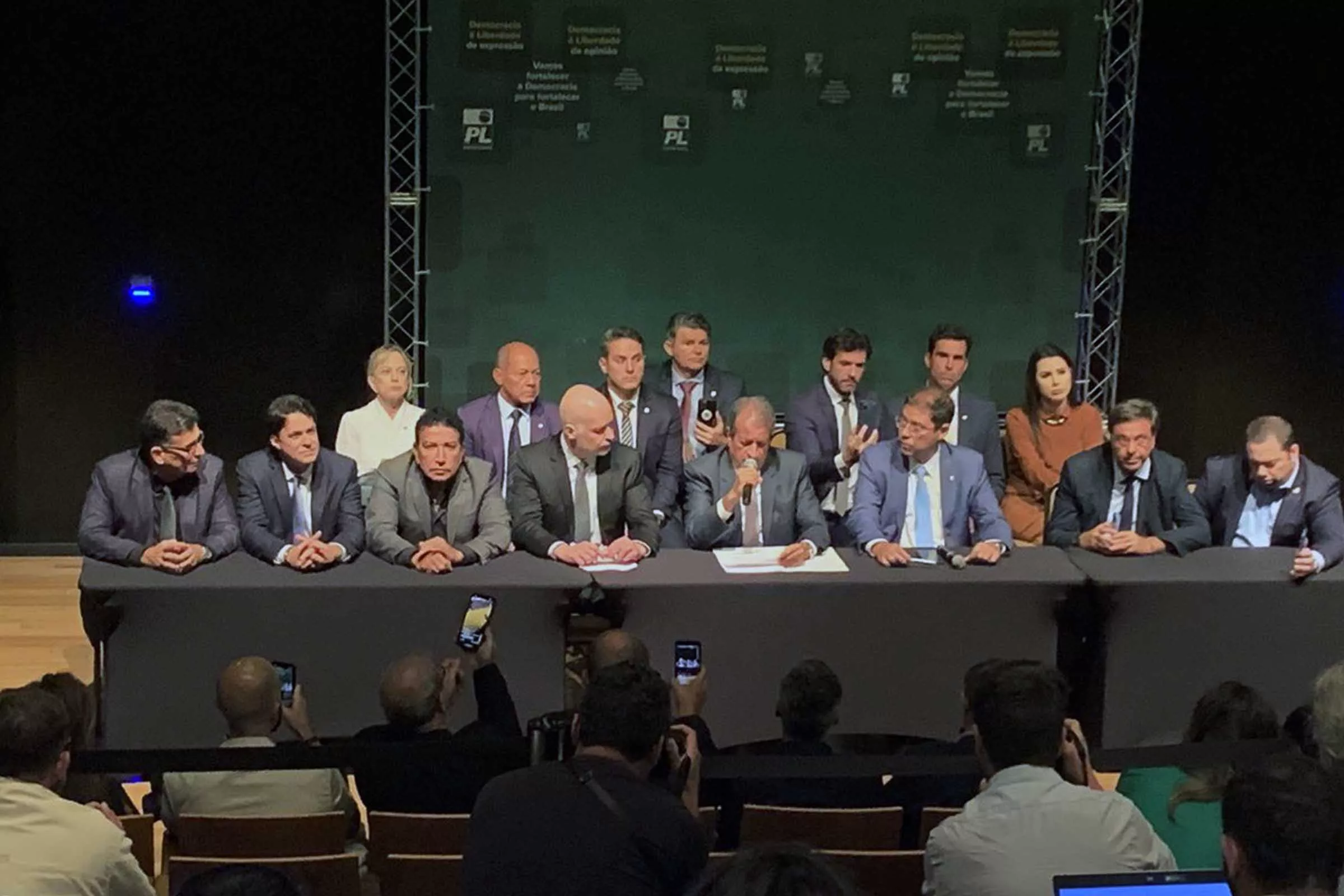 Presidente do TSE desbloqueia recursos do PP e Republicanos; Partidos alegam que não foram consultados pelo PL sobre ação que questionou resultado das Eleições 2022