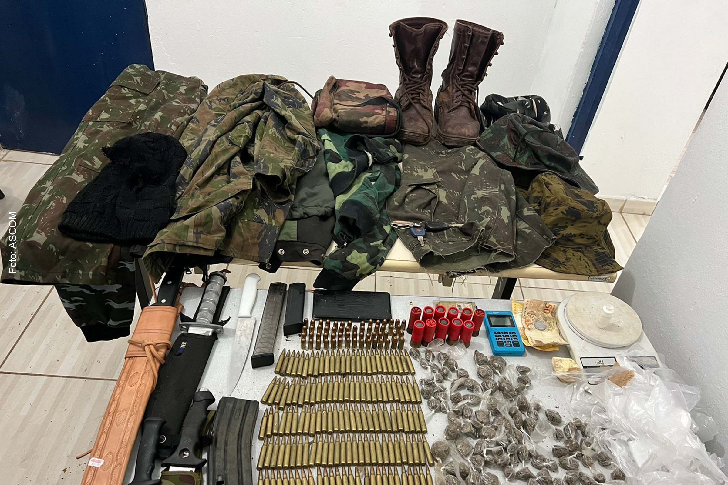 O criminoso localizado foi autuado por tráfico de drogas e posse ilegal de munições de uso restrito.