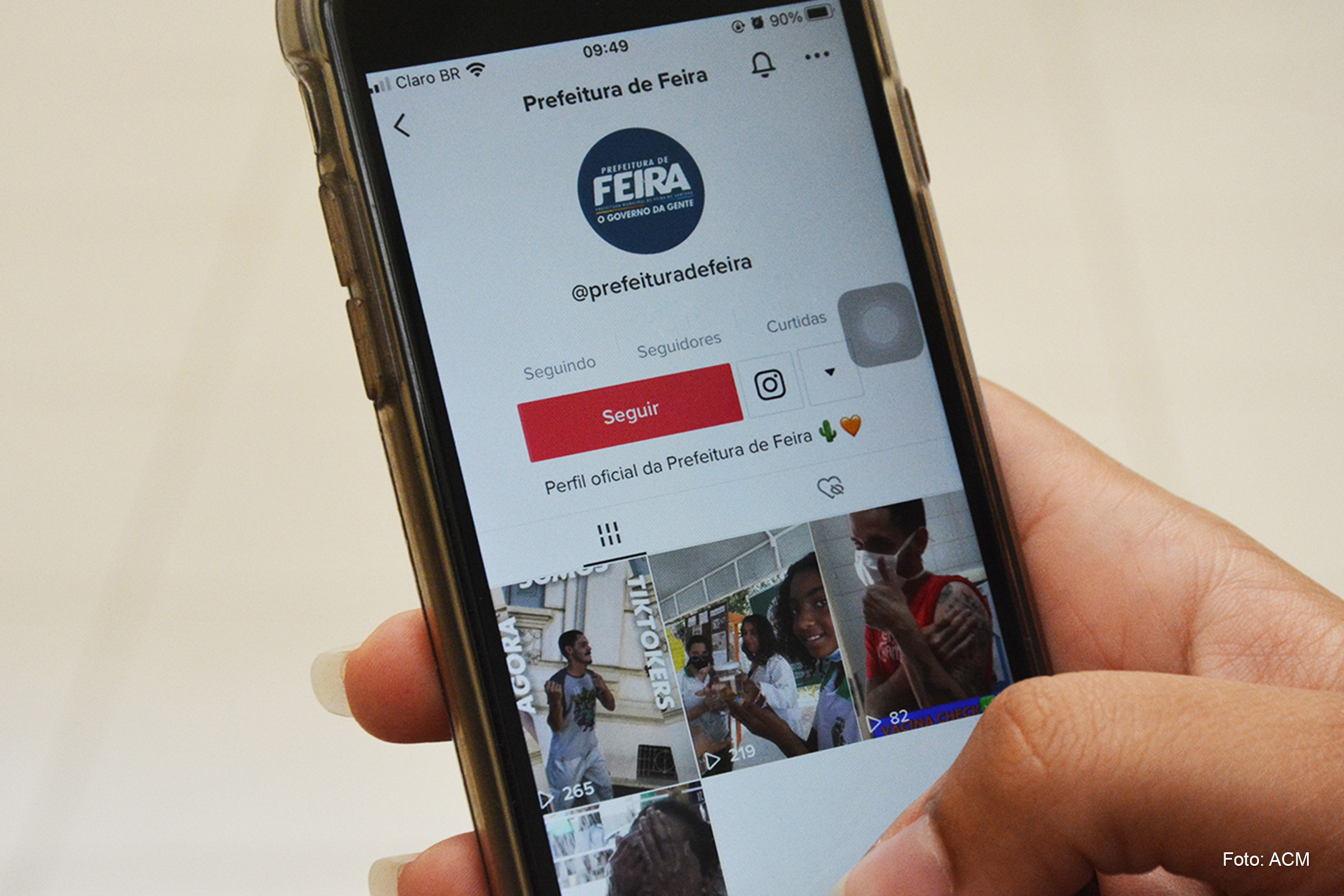 A plataforma é baseada em vídeos curtos e dinâmicos, com recursos de edição, efeitos e trilhas sonoras sempre com foco em um público mais jovem.