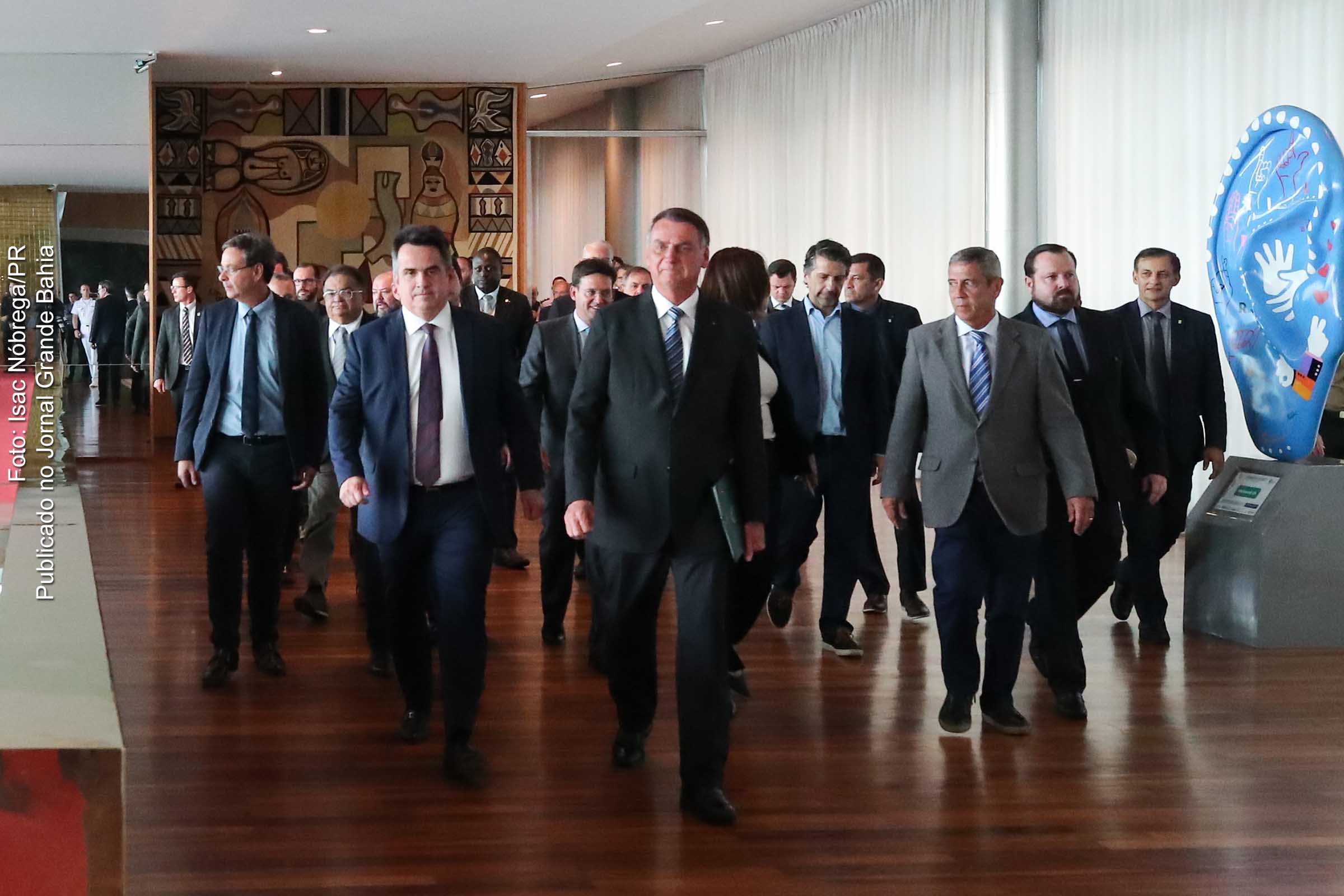 Para 2023, Bolsonaro deixa R$ 5,9 bilhões de recursos para a educação. Quando assumiu, teve R$ 7,9 bilhões de orçamento desde a creche ao ensino básico. Os maiores cortes são na educação infantil, que tem projeção de R$ 5 bilhões, com redução de 96% comparado ao ano de 2021.