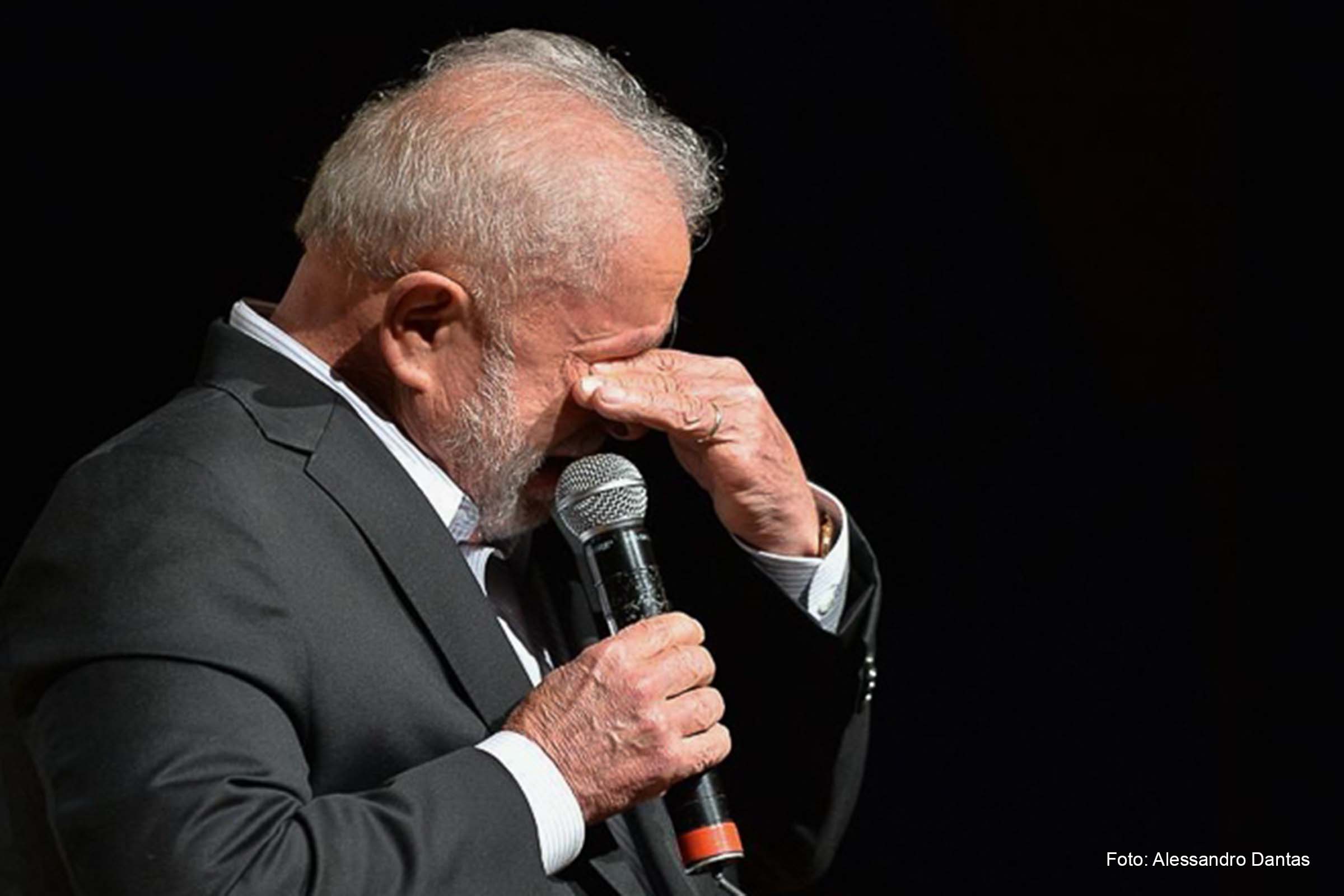 Lula se encontrou com parlamentares em Brasília e pediu apoio para reconstruir o Brasil e garantir as medidas necessárias para devolver a dignidade ao povo.