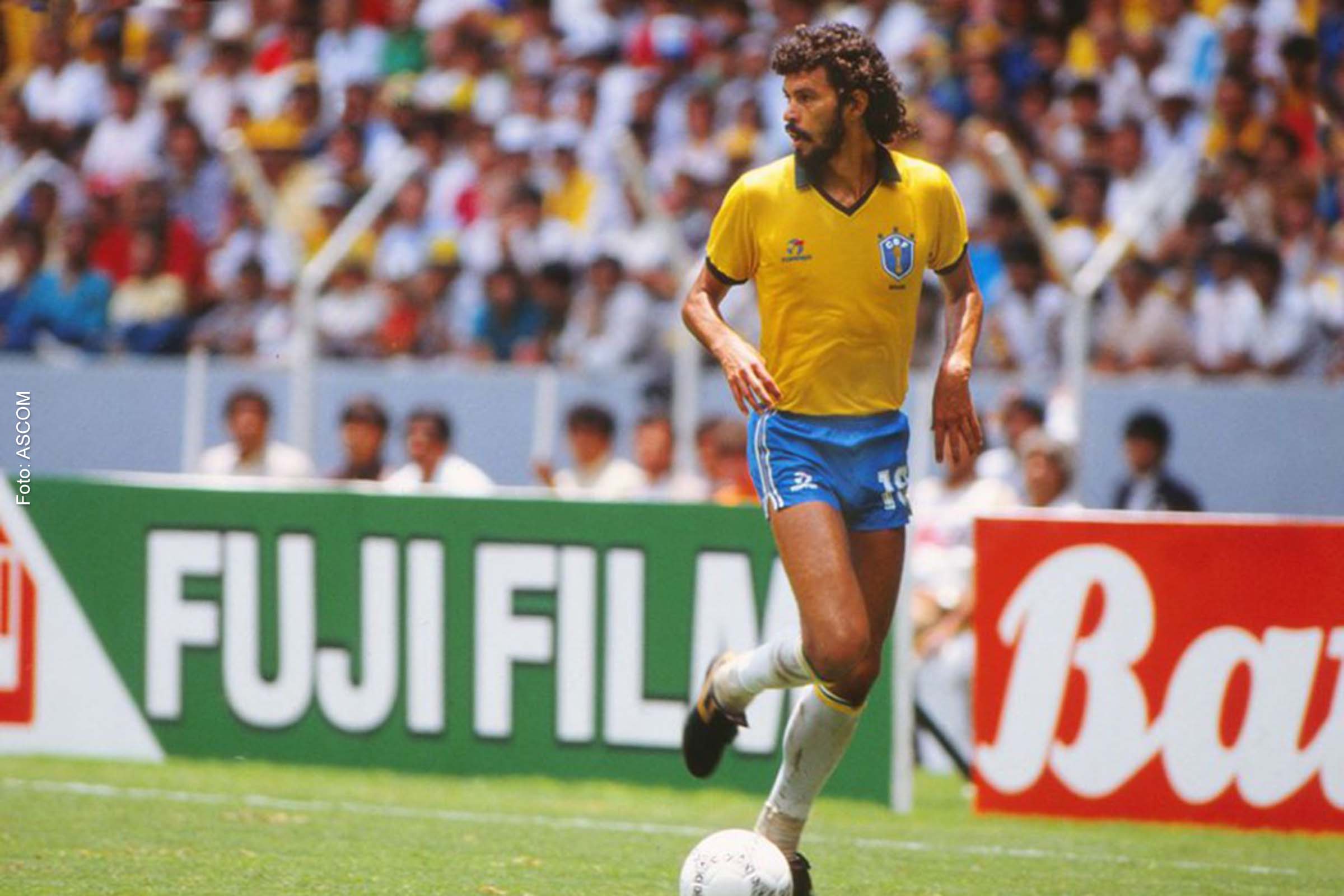 Um dos maiores craques do mundo durante a década de 80, meio-campista foi capitão da Seleção Brasileira.