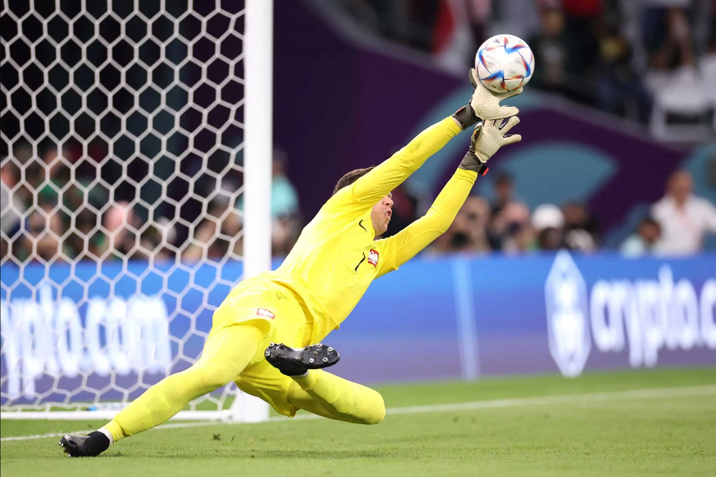 Lewandowski marca, Szczesny defende pênalti e Polônia conquista primeira vitória na Copa do Mundo FIFA. Polônia consegue primeiro triunfo no Catar. Resultado embola disputa por vaga no Grupo C.