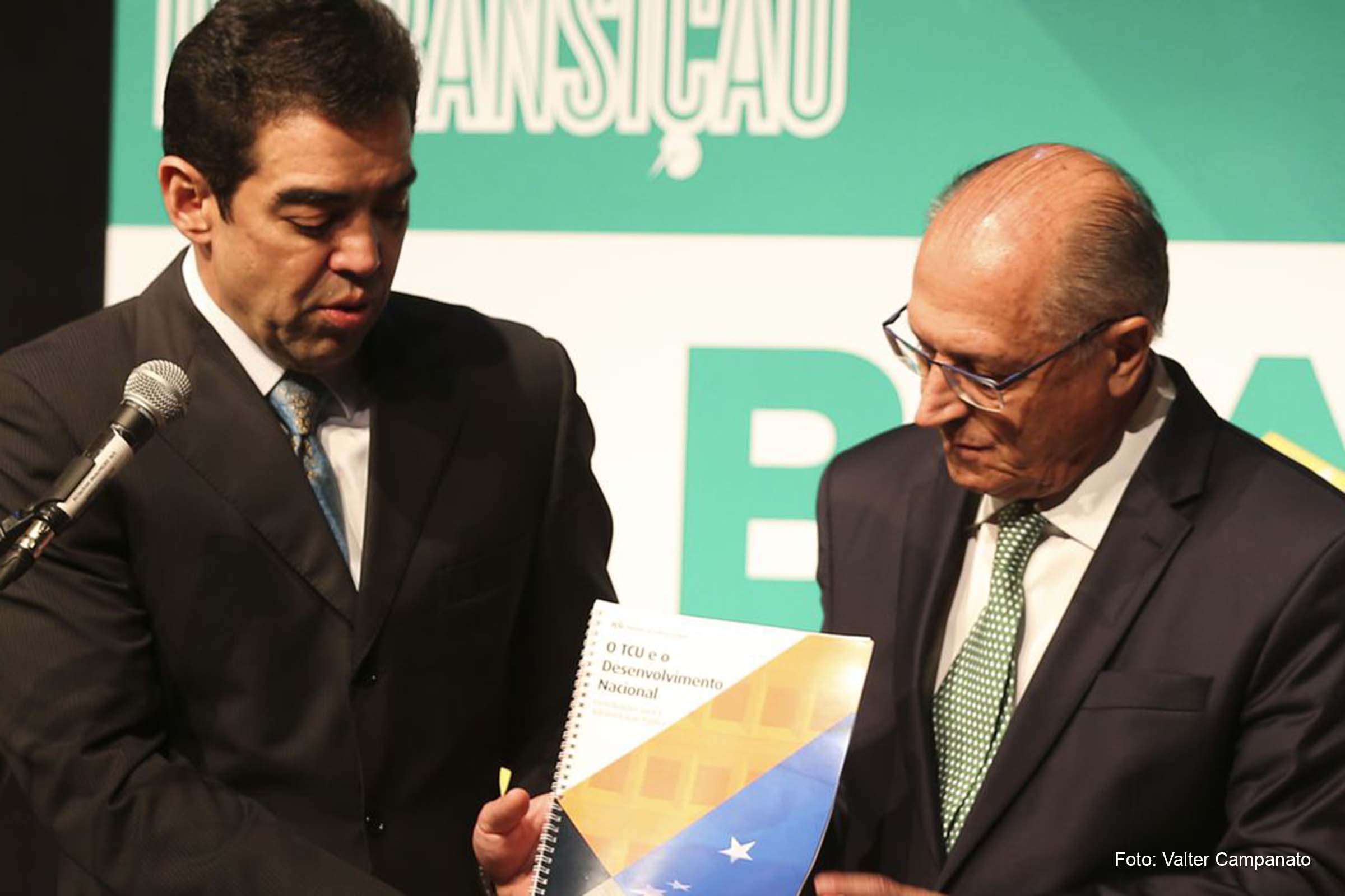 Entre os documentos entregues, está um relatório de alto risco feito pelo TCU que consolida 24 fiscalizações da corte de contas identificando riscos diversos em programas de governo.