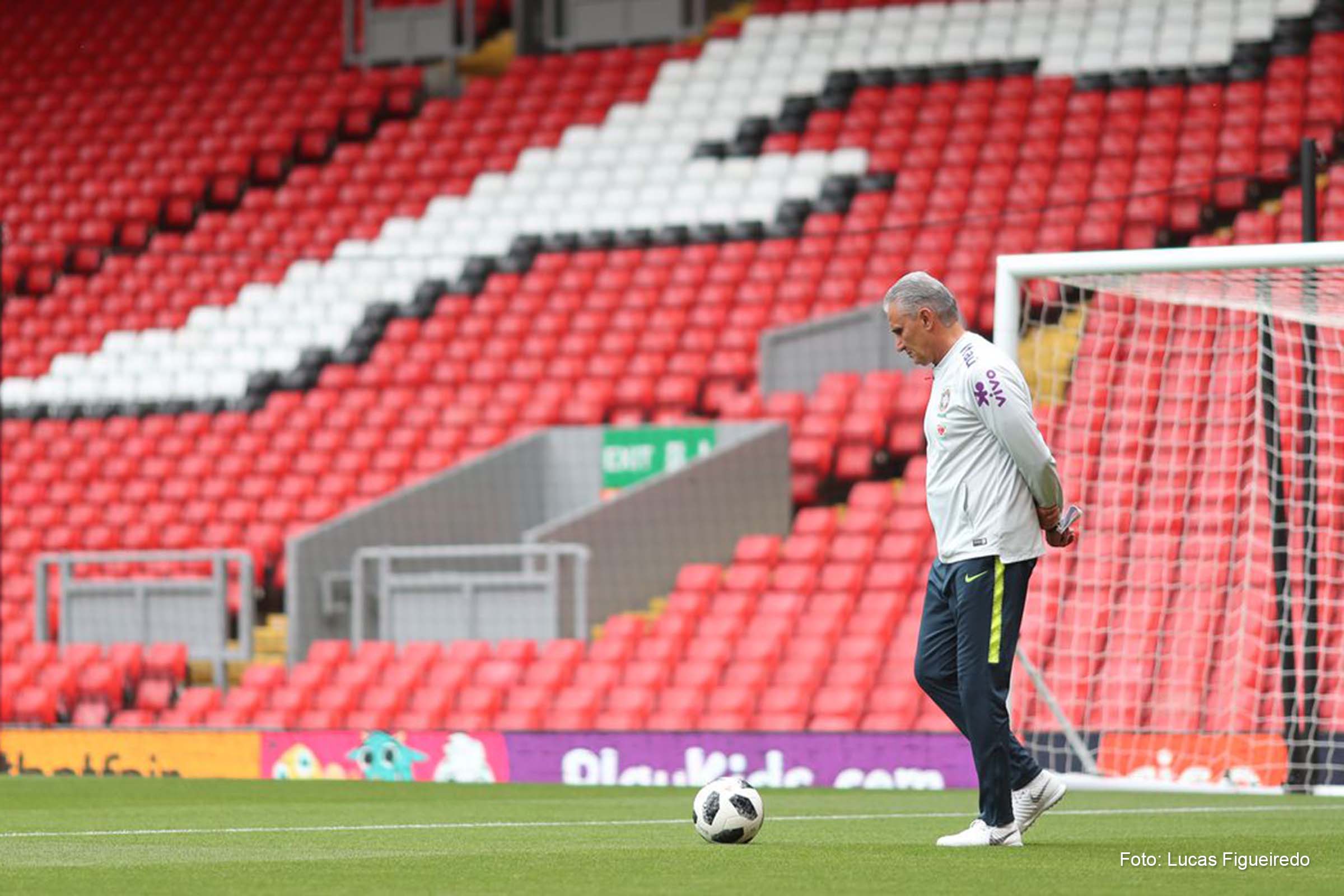 Tite, técnico da Seleção Brasileira, se despede do Brasil após a Copa do Mundo.