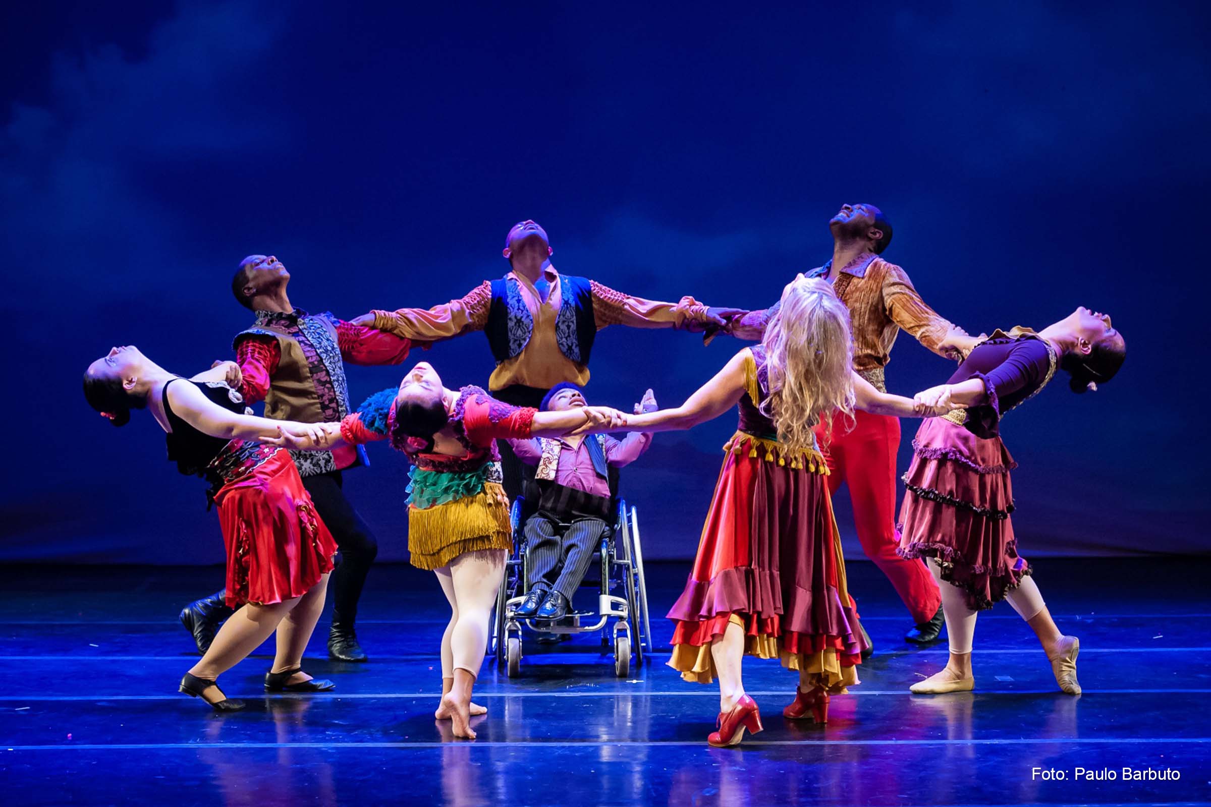 Em cartaz há sete anos, espetáculo que promove integração entre pessoas com e sem deficiências mistura dança, esquetes e números circenses.