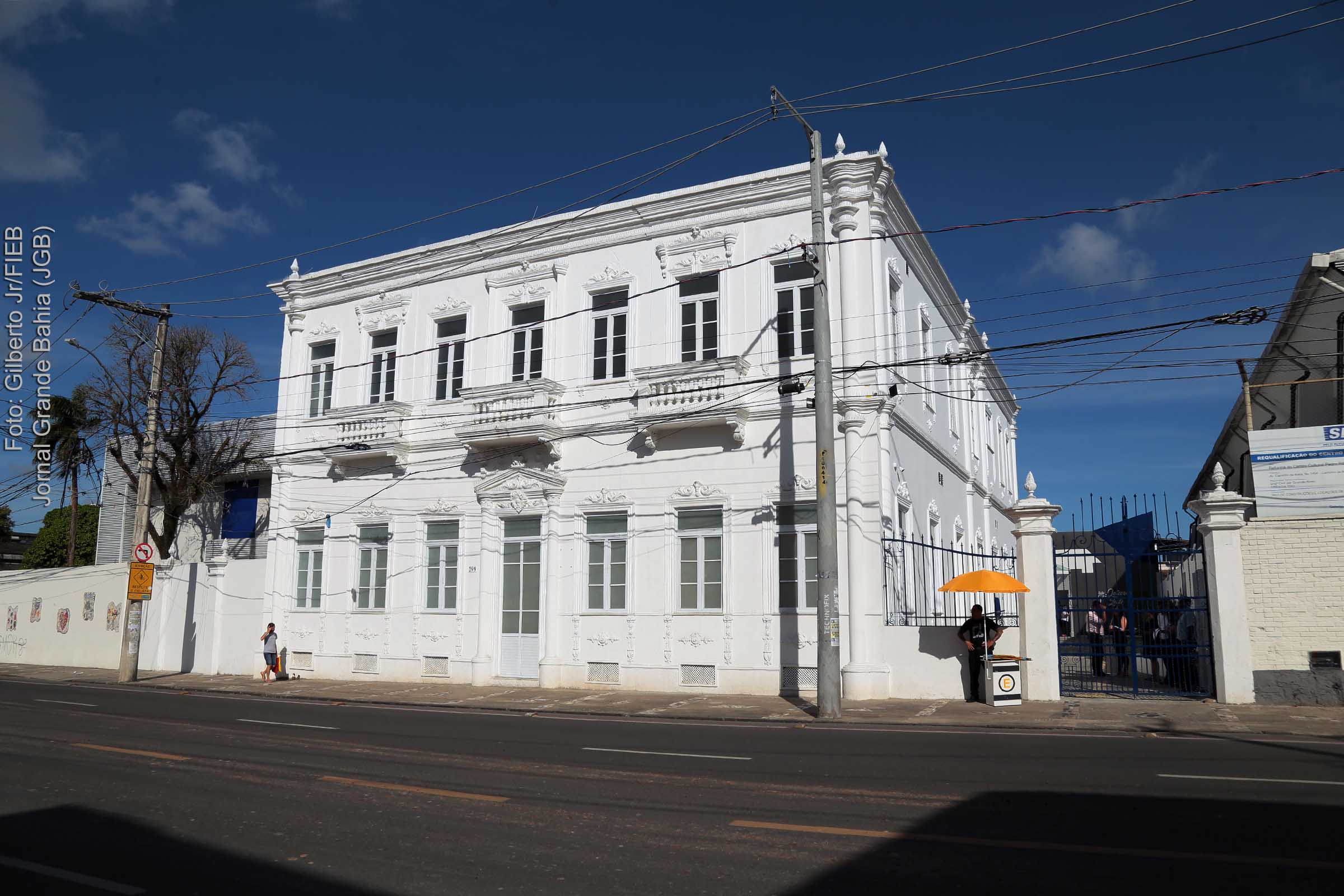 Vista da fachada do Centro Cultural SESI Casa Branca, em Salvador.