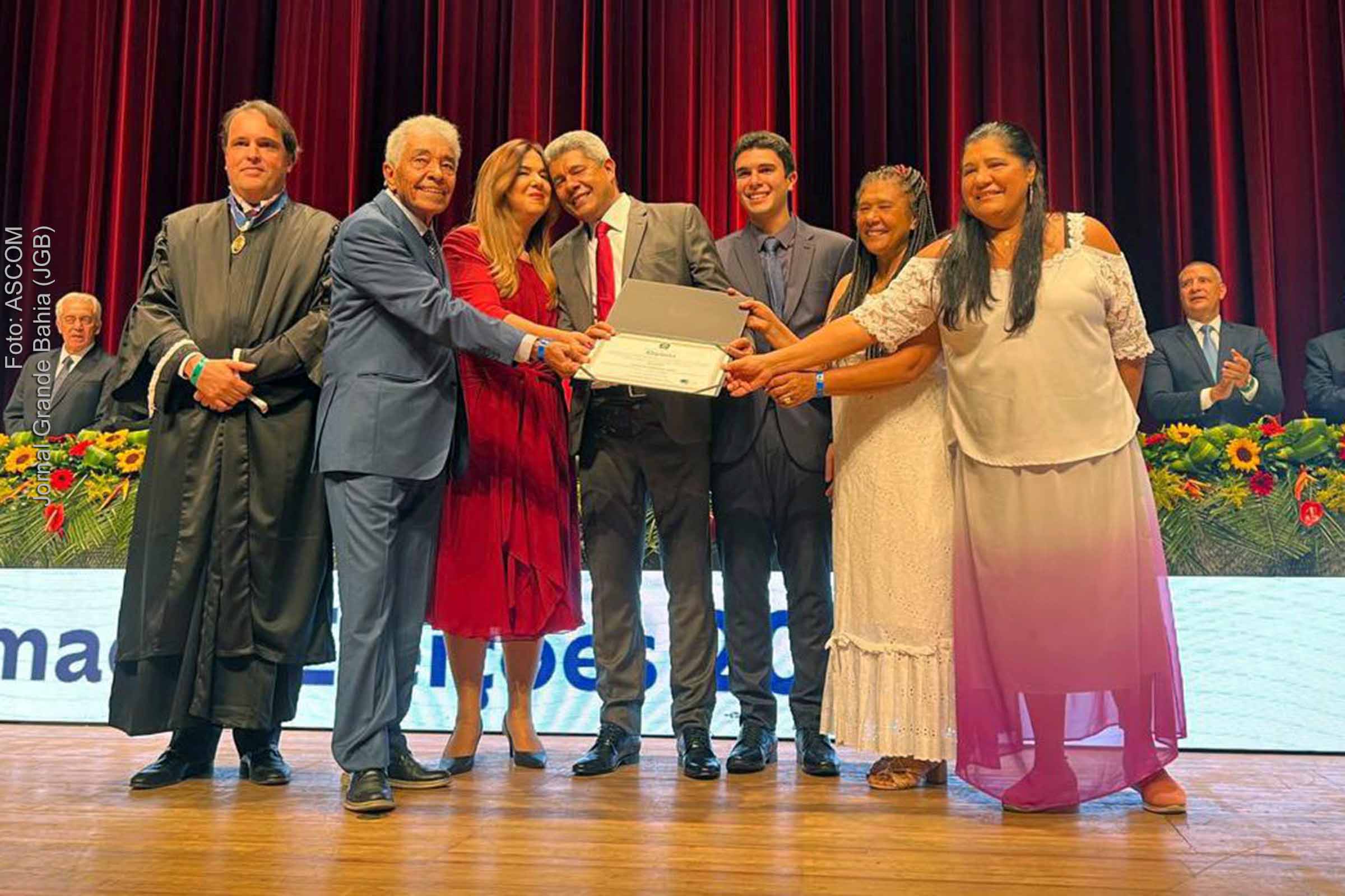 Ao lado de familiares, Jerônimo Rodrigues recebe diploma de Governador da Bahia.