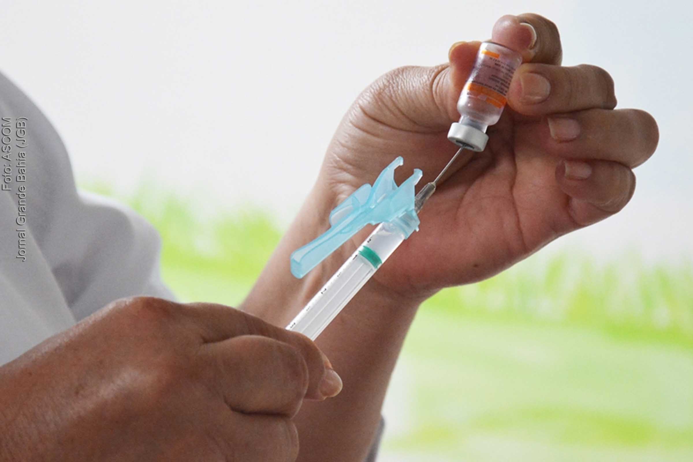 Aplicação da dose de reforço contra a Covid-19 começou no mês de novembro de 2022, informa SMS de Feira de Santana.