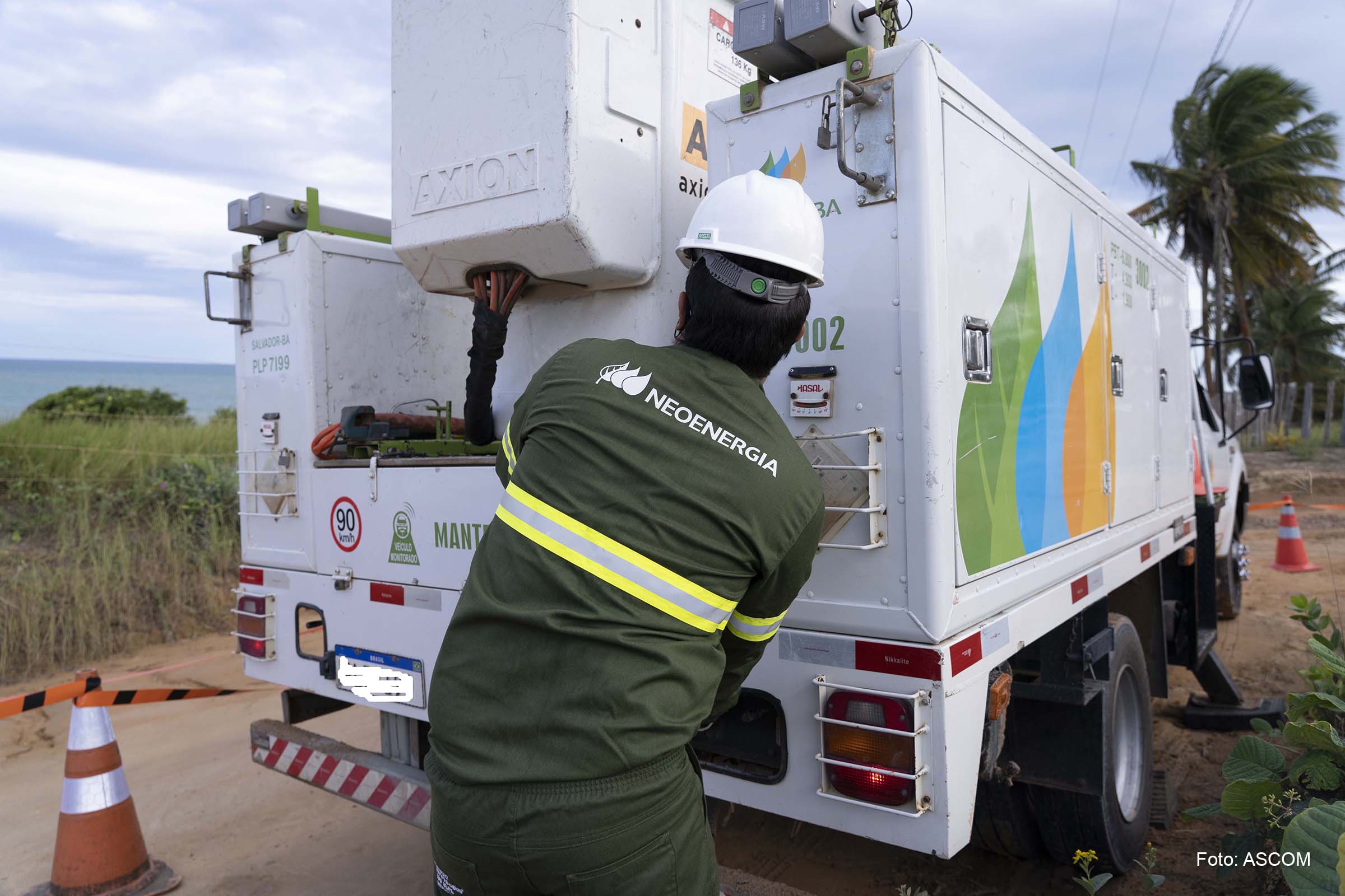 Desde setembro de 2022, mais de 600 profissionais estão envolvidos nas ações de manutenção e inspeção do sistema elétrico do litoral baiano.