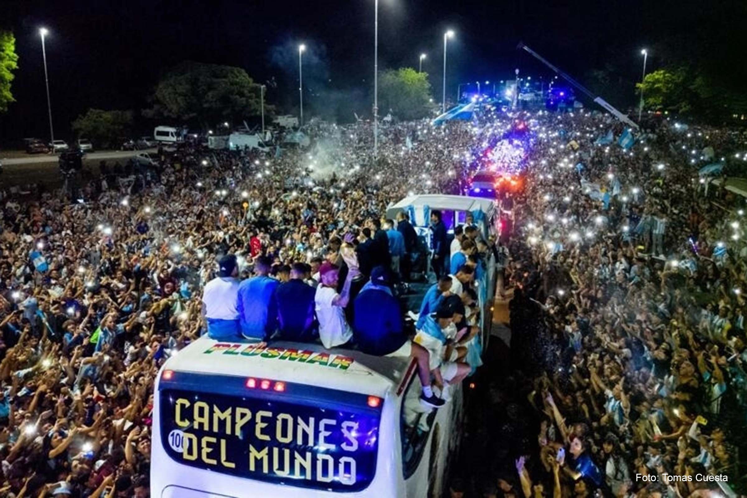 Tricampeões chegam à Argentina, paralisam Buenos Aires e rejeitam uso político do título