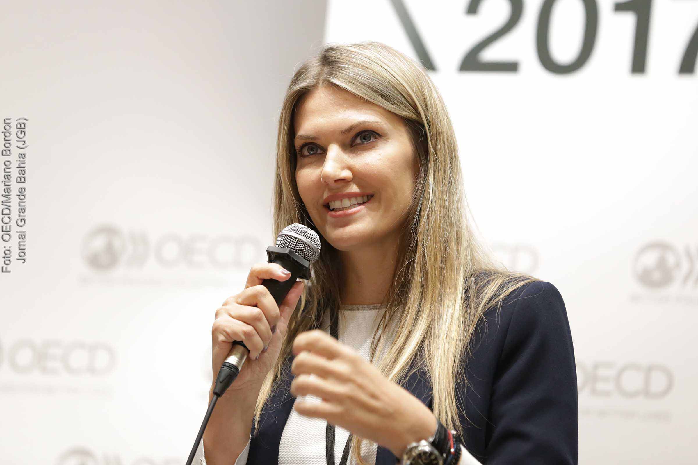 Eurodeputada grega Eva Kaili foi detida em investigação sobre compra de apoio político supostamente pelo Catar. Promotoria cita "sacos de dinheiro".