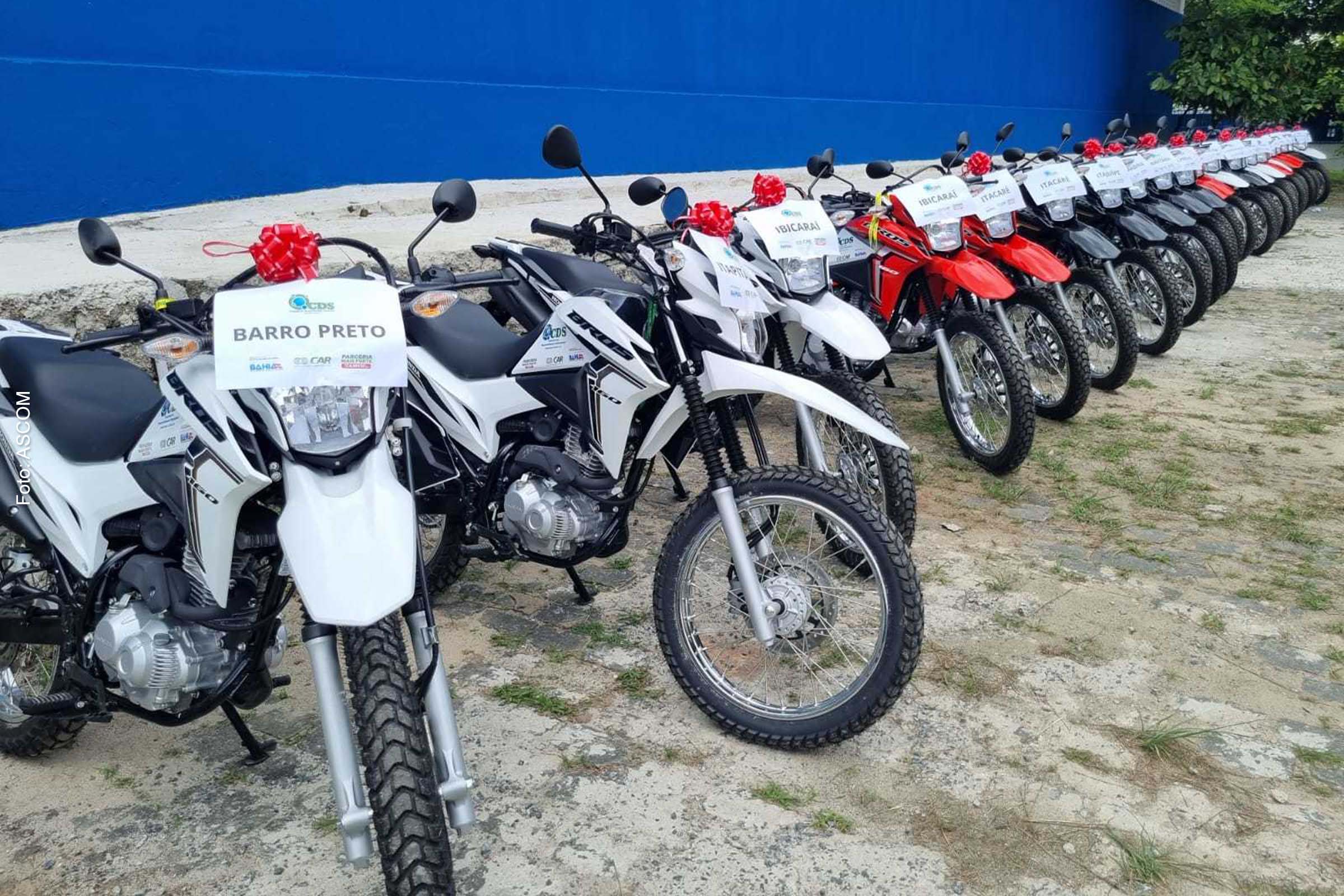 Governo da Bahia entrega motos e equipamentos para incrementar a produção de agricultores familiares dos municípios do Litoral Sul