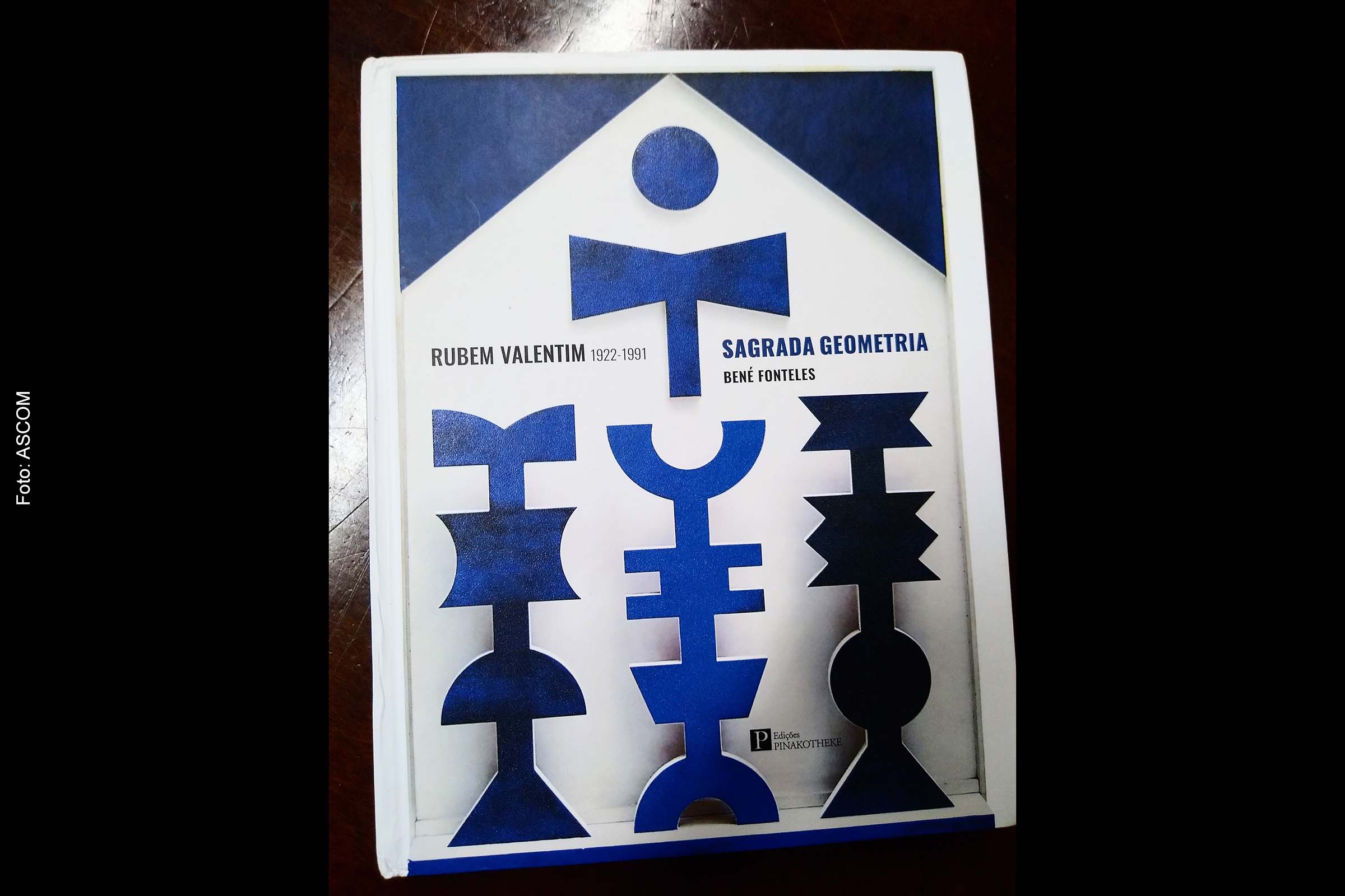 Livro ‘Rubem Valentim - Sagrada Geometria’ tem textos de importantes críticos, pesquisadores e personalidades brasileiras e estrangeiras sobre Valentim.