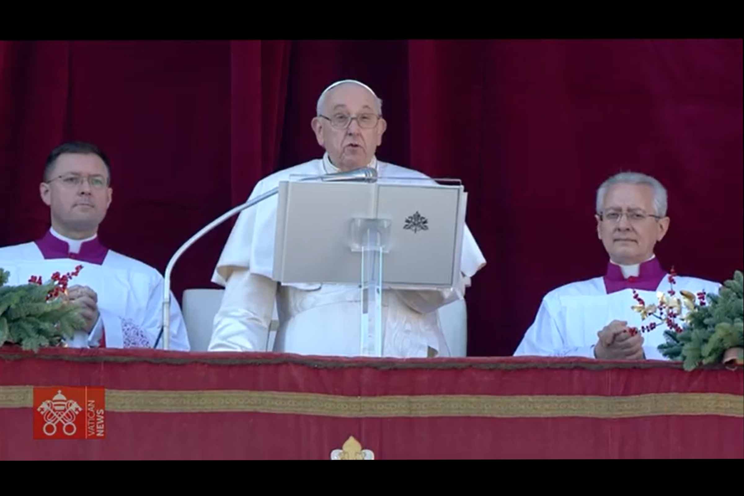 “Não nos esqueçamos de quem bate à nossa porta”, diz Papa Francisco na benção Urbi et Orbi.