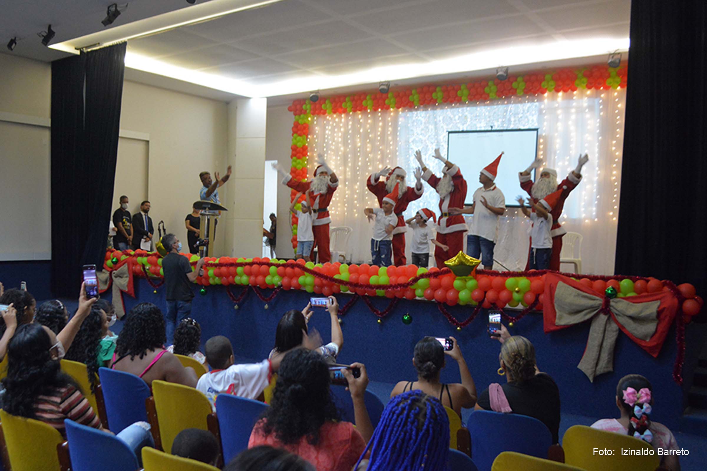 Este ano cerca de 250 crianças e adolescentes foram contemplados com as oficinas balé, música, capoeira e dança.