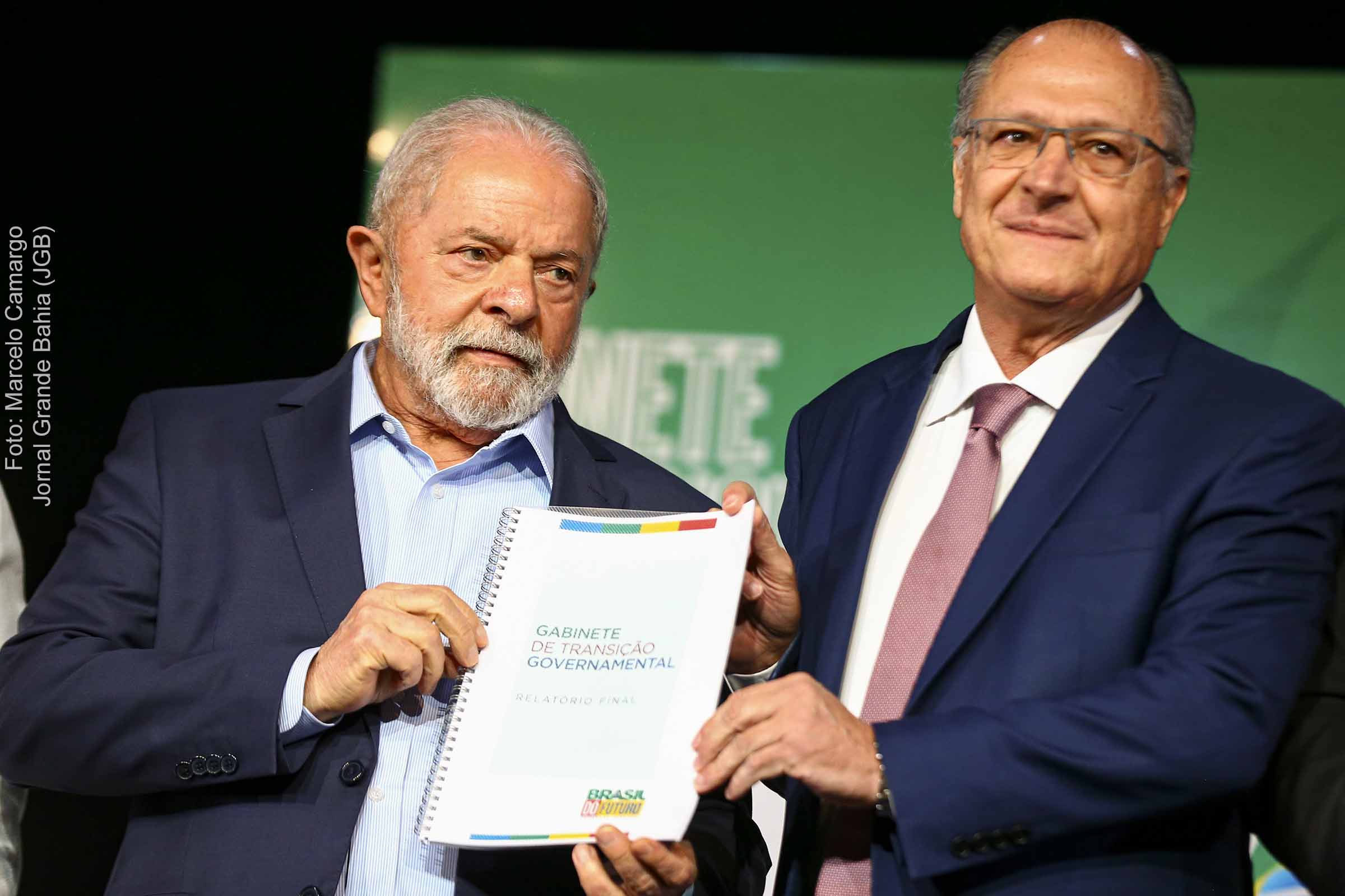 O presidente eleito, Luiz Inácio Lula da Silva e Geraldo Alckimin, vice-presidente eleito durante cerimônia de entrega do relatório final sobre Governo Bolsonaro.