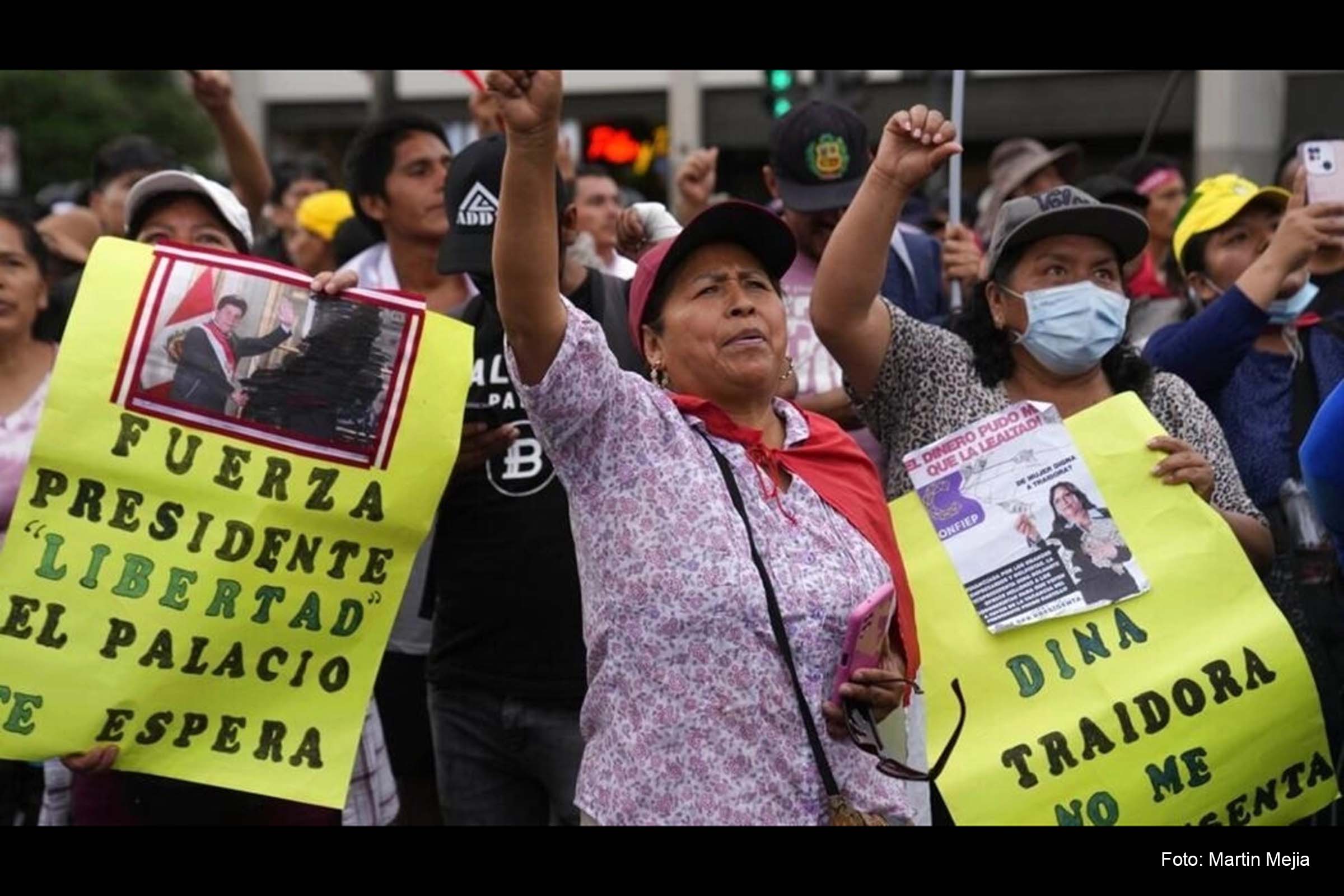Grupo de manifestantes em frente ao Congresso peruano en Lima para protestar contra a prisão de Pedro Castillo.