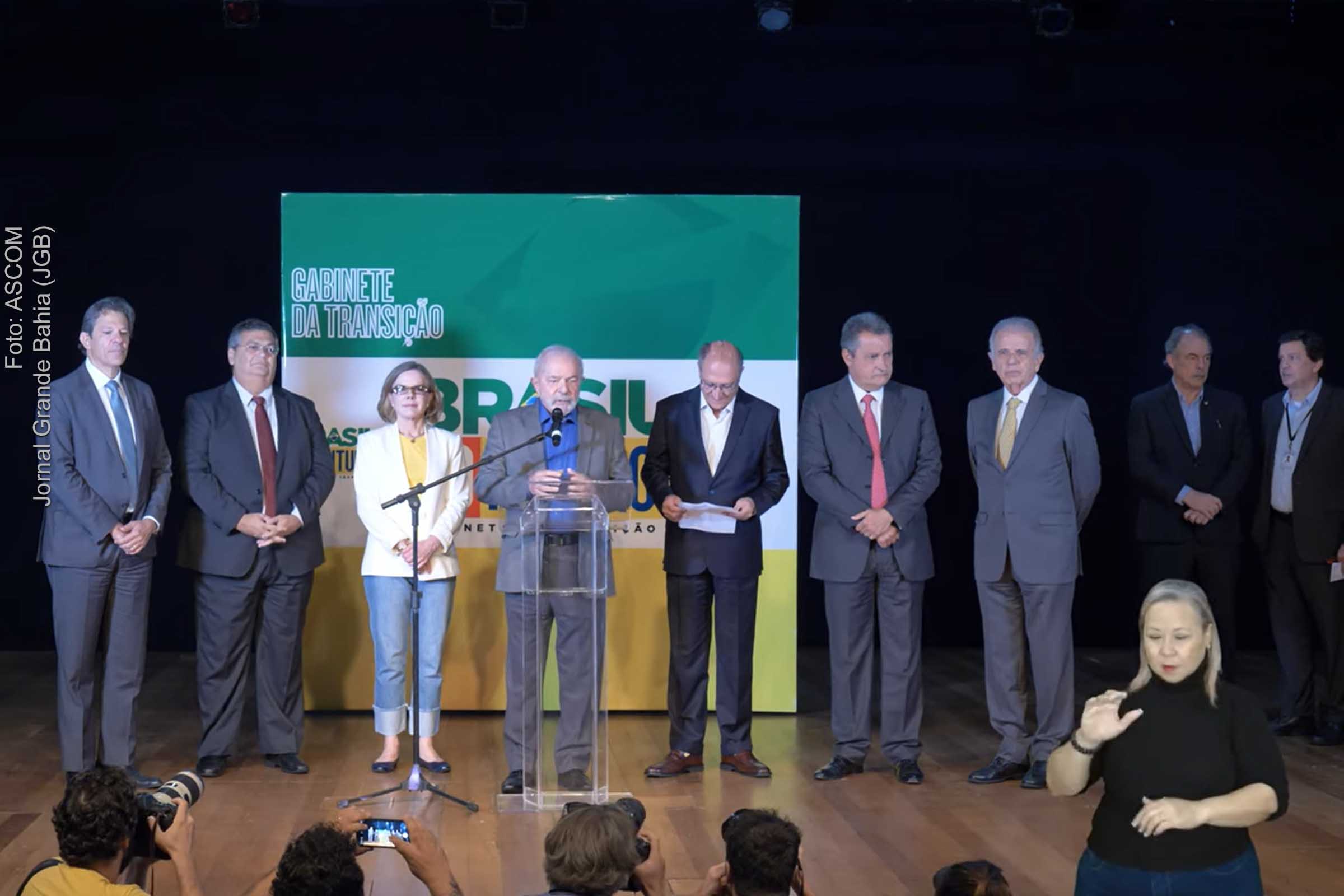 Presidente eleito Lula anuncia os cinco primeiros nomes que vão ocupar o comando de ministérios: Rui Costa, Casa Civil; Fernando Haddad, Fazenda; José Múcio Monteiro, Defesa; Flávio Dino, Justiça e Segurança Pública e Mauro Vieira, Relações Exteriores.