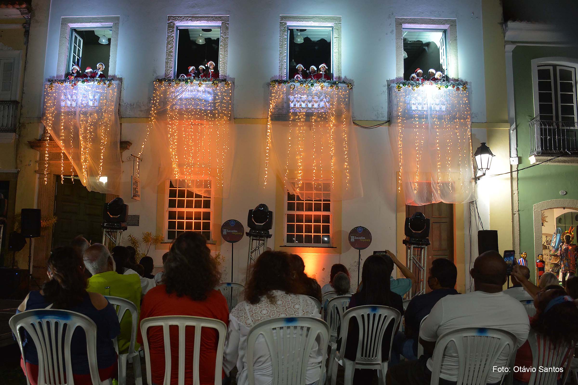 O grupo, composto por 16 crianças de 10 a 17 anos, cantou músicas tradicionais e do cancioneiro popular do Litoral Norte, sob regência do maestro Caio Dantas.