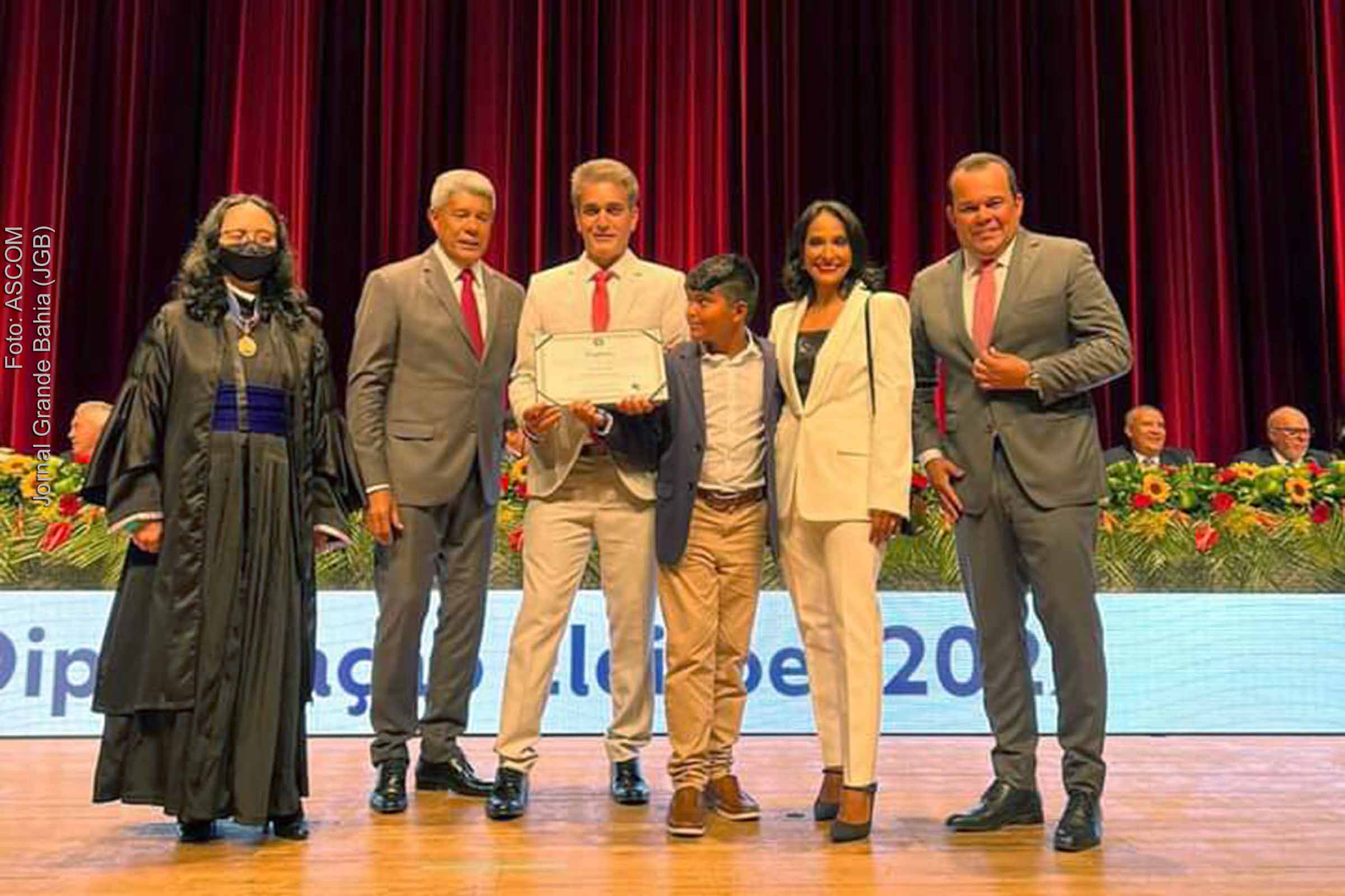 Robinson Almeida recebeu diploma de deputado estadual, ao lado de familiares e do governador eleitor Jerônimo Rodrigues e do vice-governador eleito Geraldo Junior.
