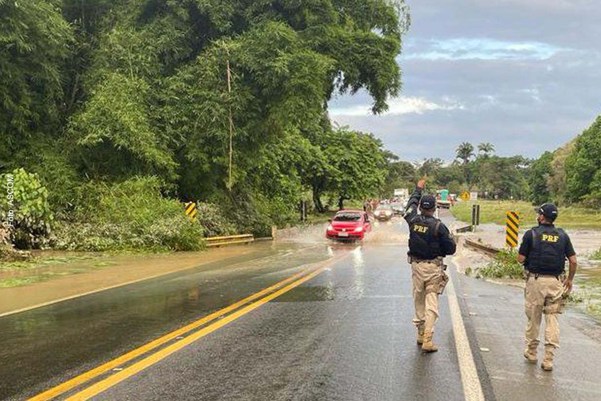 Em virtude das fortes chuvas em todo o país, vários trechos de rodovias em estados como Bahia, Minas Gerais e Maranhão foram interditados e sinalizados.