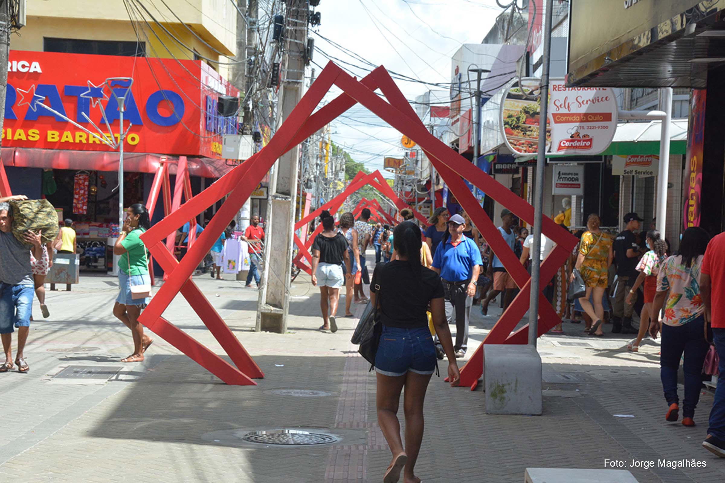 A chegada dos valores movimenta o comércio local, porque grande parte do dinheiro circula na cidade, em forma de compras ou pagamento de contas.