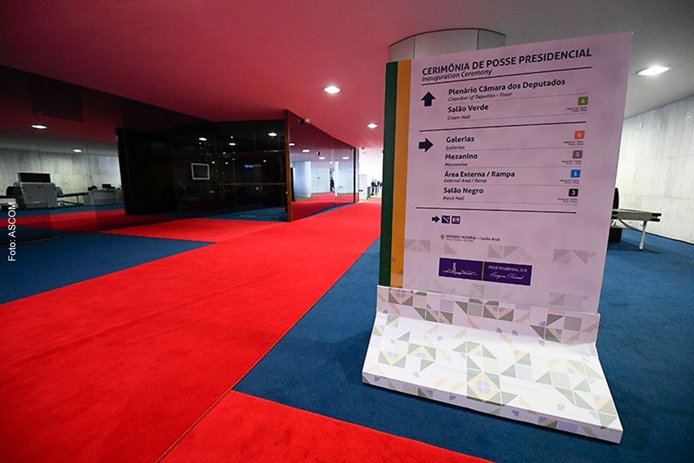 No Salão Azul, onde está localizada a sala de audiências da Presidência do Senado, local que recepciona os empossados logo após a sessão solene no Congresso.