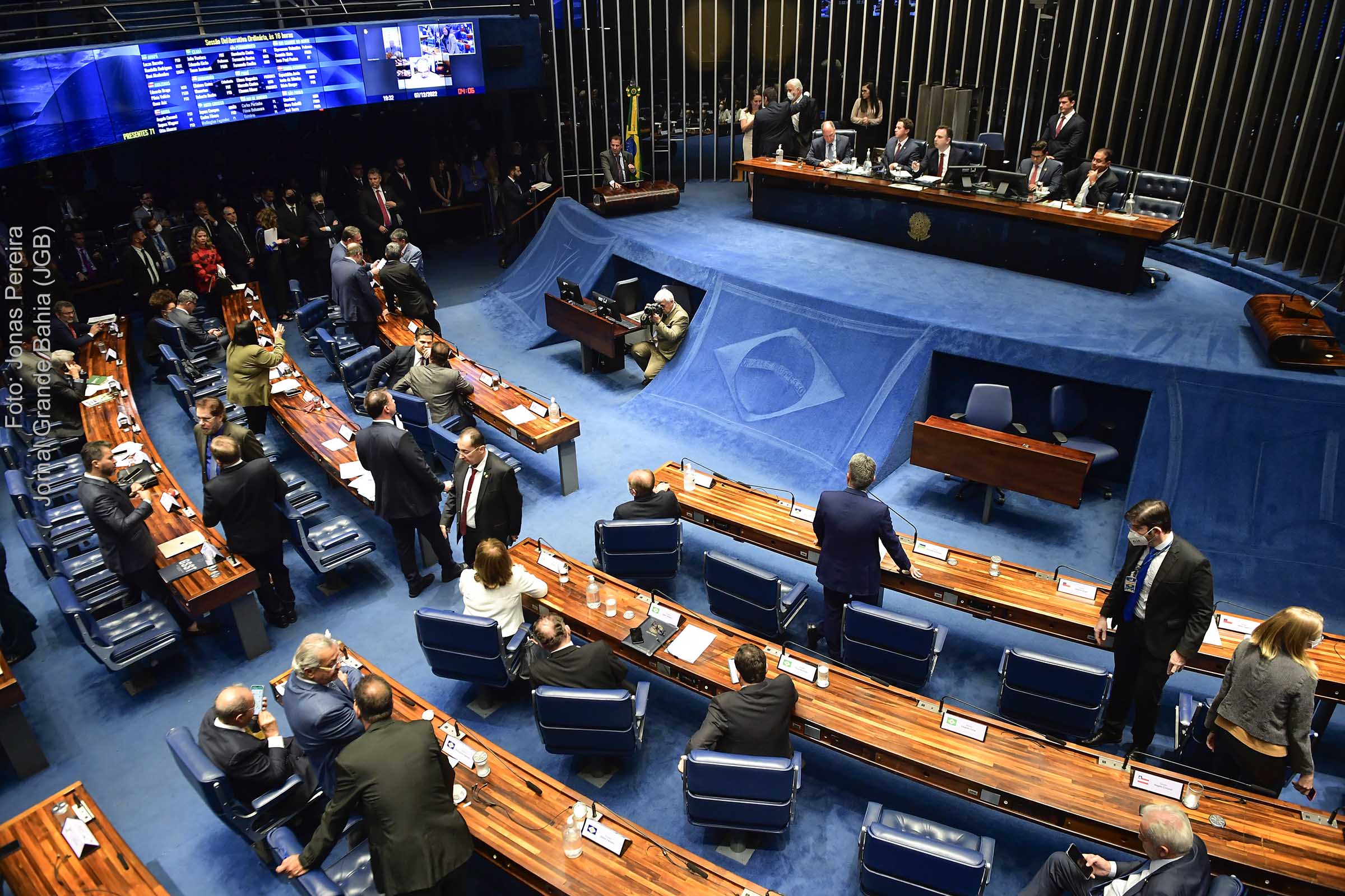 PEC da Transição é aprovada pelo Senado e segue para a Câmara dos Deputados. Proposta garante Bolsa Família de R$ 600 e prevê nova âncora fiscal.