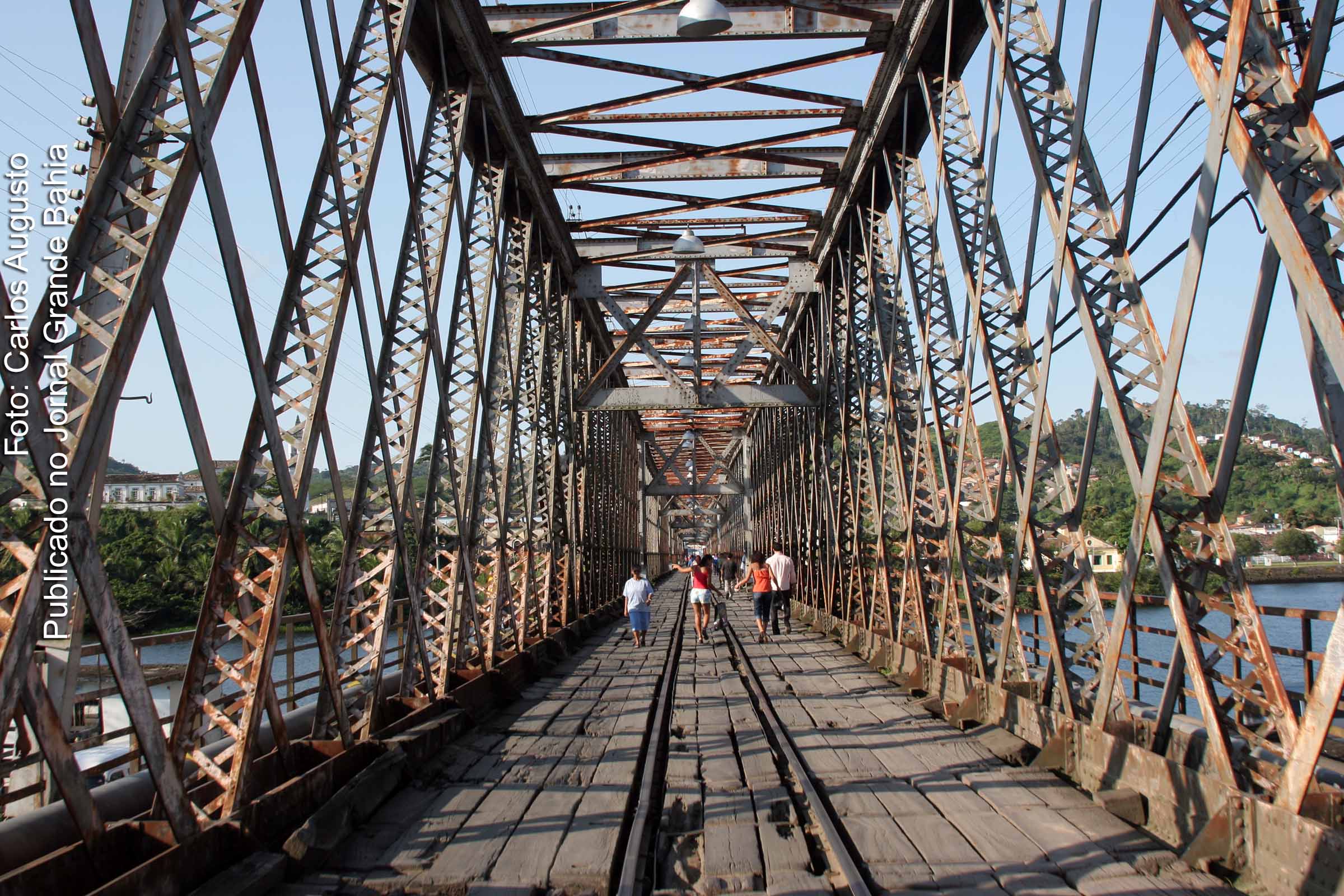 A Ponte Dom Pedro II conecta as cidades de Cachoeira e São Félix.