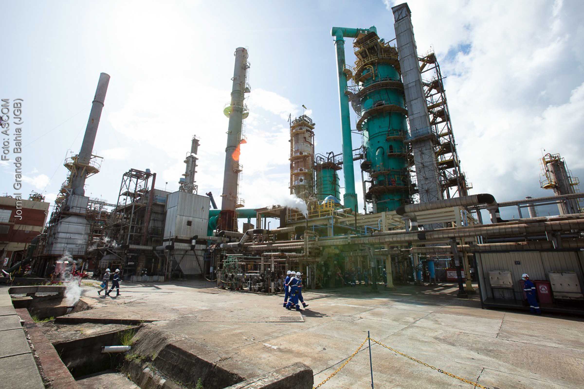 Aumentos na refinaria gerida pela Acelen impactam no preço dos combustíveis na Bahia