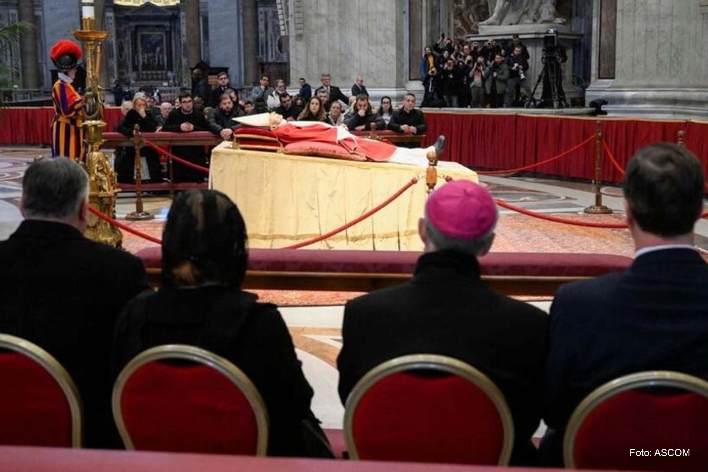 Papa emérito Bento 16 é sepultado na cripta da Basílica do Vaticano.
