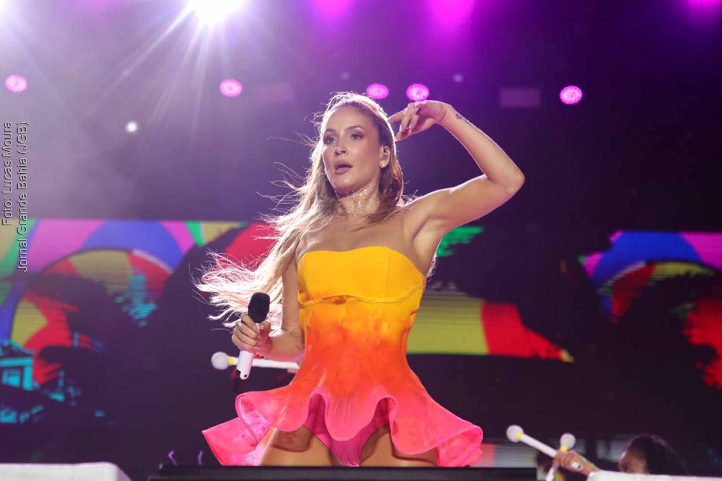 Claudia Leitte comanda virada e celebra chegada do ano novo na Arena Daniela Mercury do Festival de Salvador