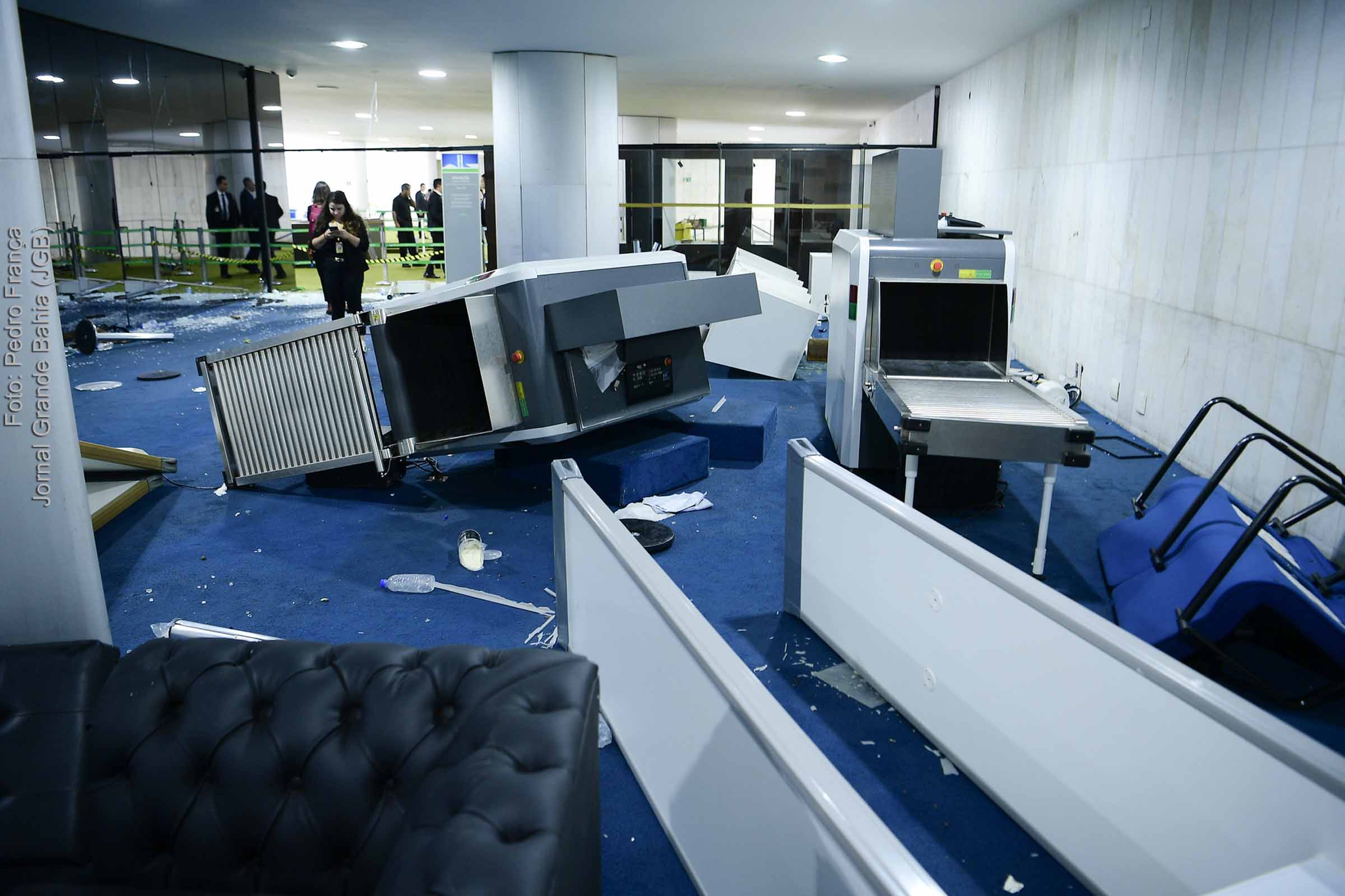 Em tarde de terror no DF, destruição de patrimônio público por extremistas de direita resultou em Intervenção Federal.