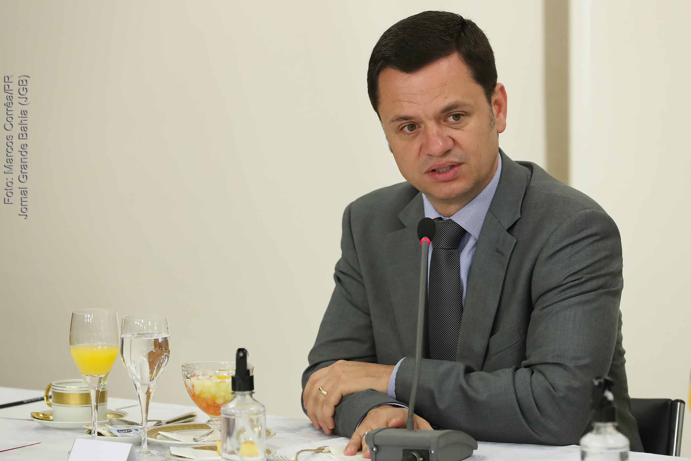 Anderson Torres fica em silêncio em depoimento à Polícia Federal, ao ser questionado sobre participação e ou cooperação com os atos antidemocráticos que ocorreram, no dia 8 de janeiro de 2023, contra a sede dos Três Poderes da República, em Brasília. Defesa alega que orientou ex-ministro a não se manifestar por não ter tido acesso aos autos da investigação. Dados indicam que a alegação é infundada, porque o processo judicial está aberto à consulta, por ordem judicial do ministro do STF Alexandre de Morares.