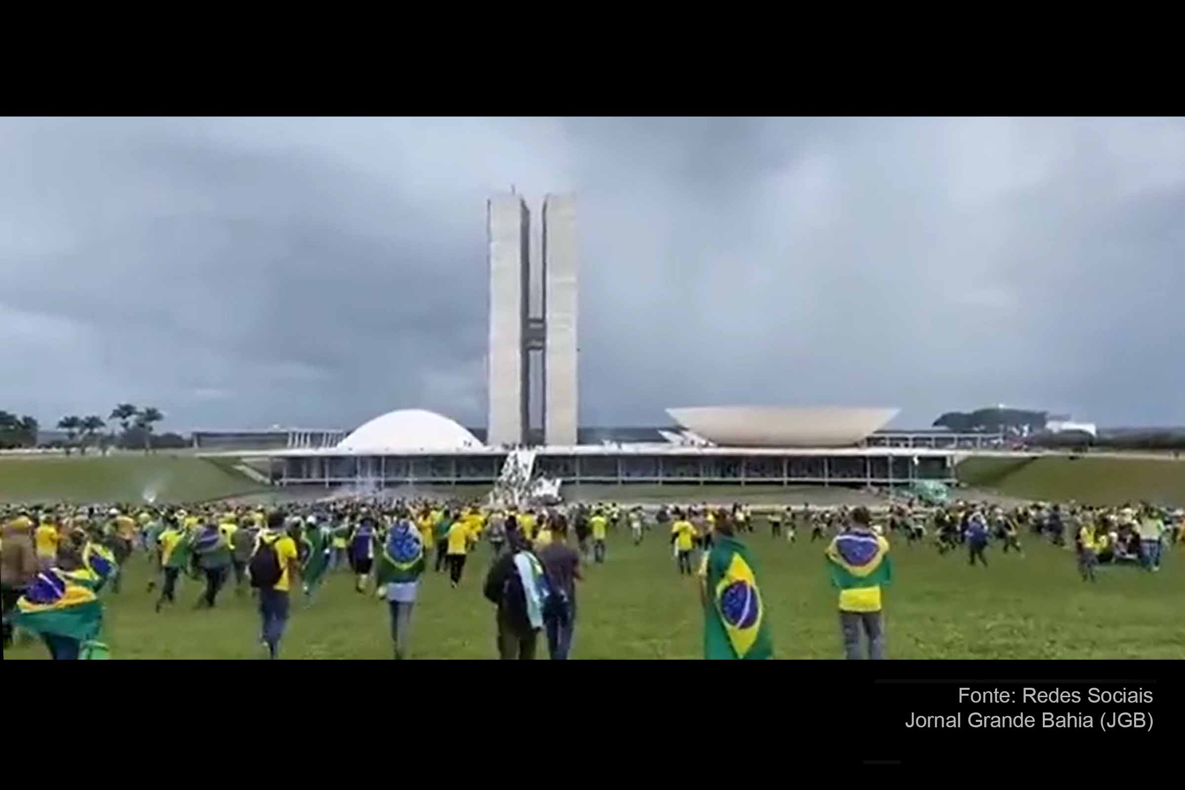 Extremistas do Bolsonarismo furam o bloqueio e invadiram o Congresso Nacional, STF, e Palácio do Planalto. Imagens mostram golpistas depredando interior dos prédios.