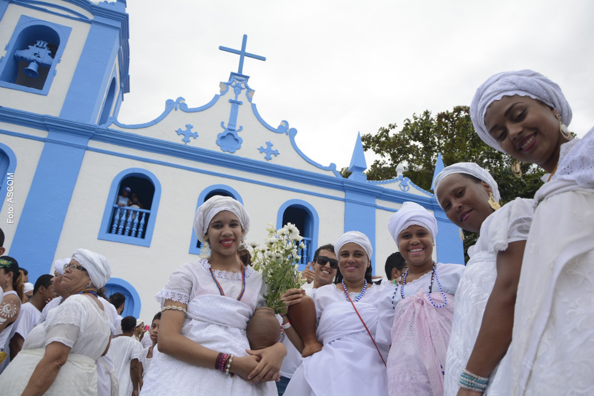 Bandas locais, blocos de rua e grupos culturais também animam os foliões durante quatro dias de festa.