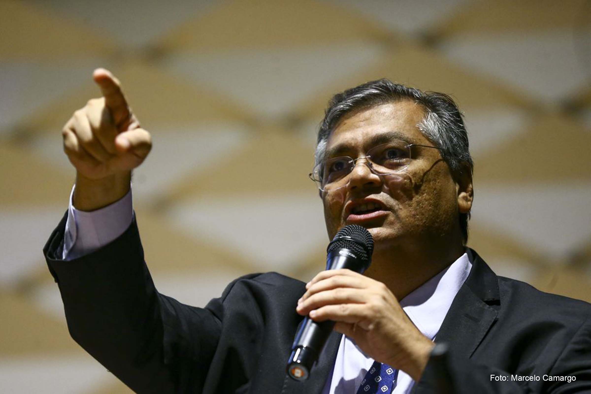 Ministro Flávio Dino diz que Constituição roubada durante atos foi encontrada