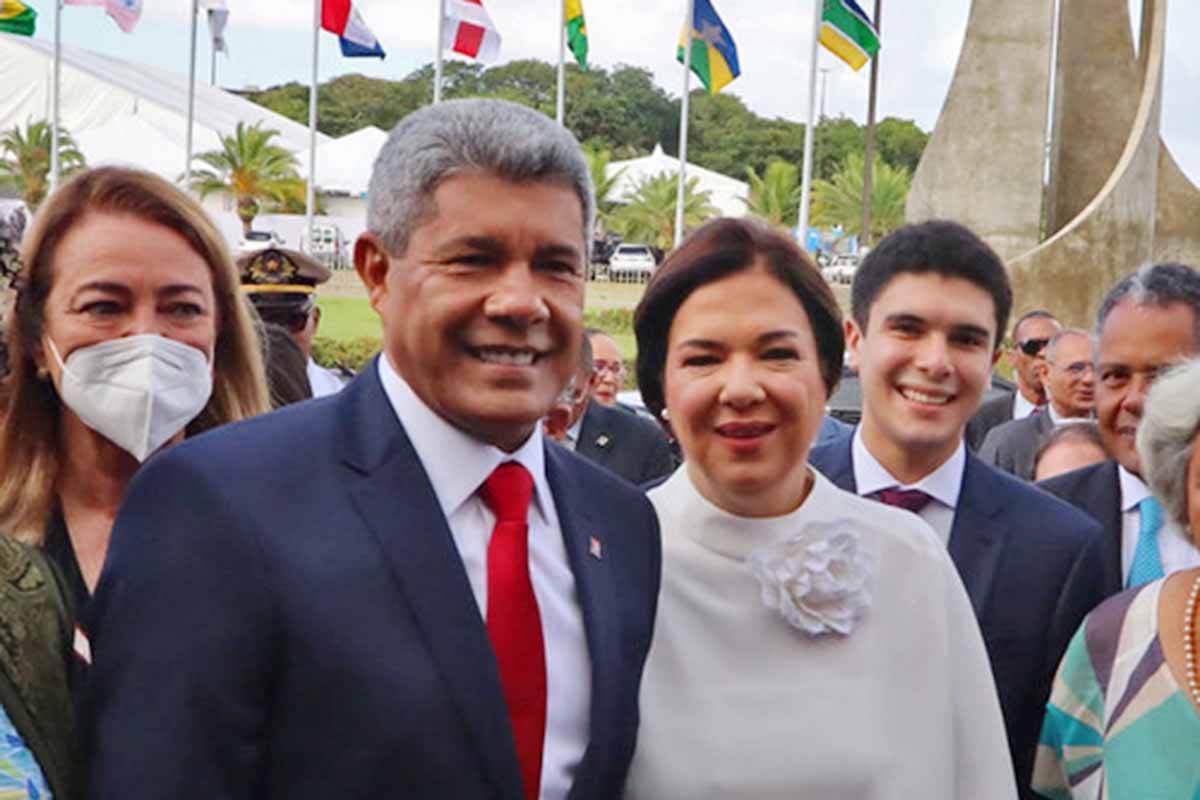 A cerimônia de transmissão de cargo do primeiro governador autodeclarado indígena Jerônimo Rodrigues, ladeado por sua esposa a feirense Tatiana Veloso e o filho João Gabriel.