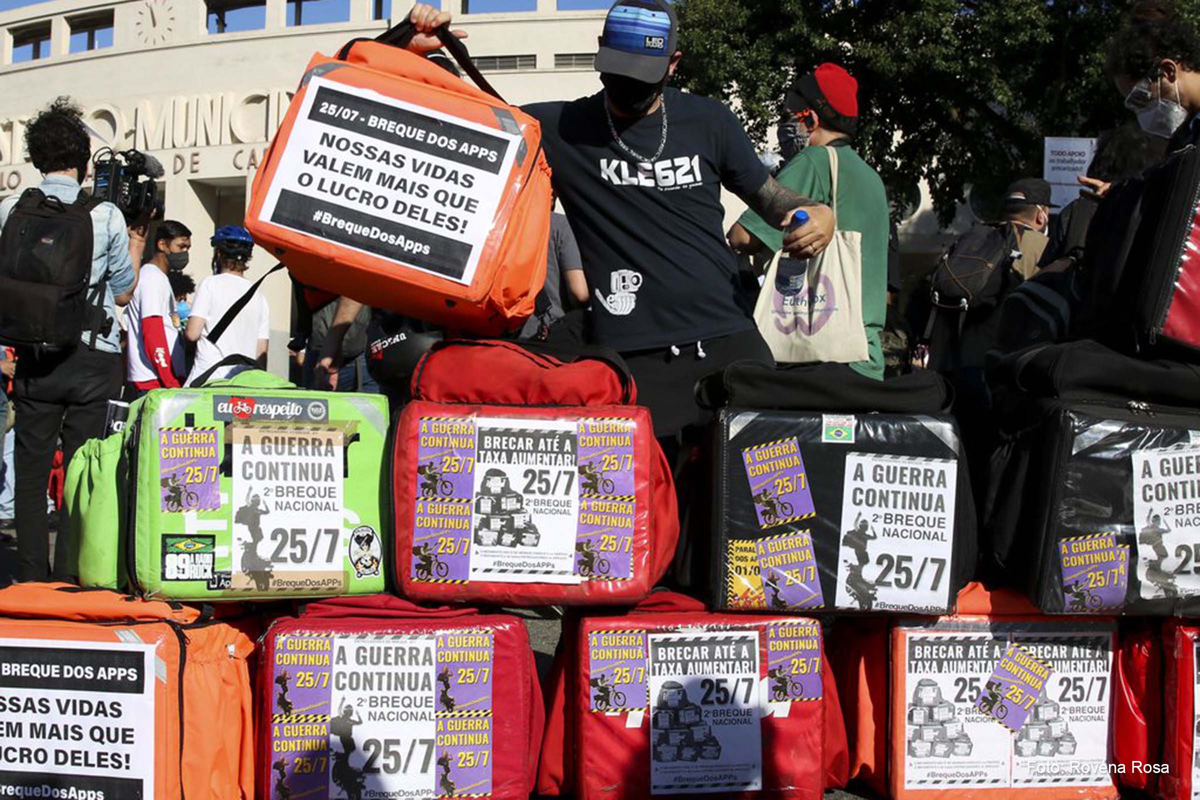 Os profissionais reivindicam melhores condições de trabalho.