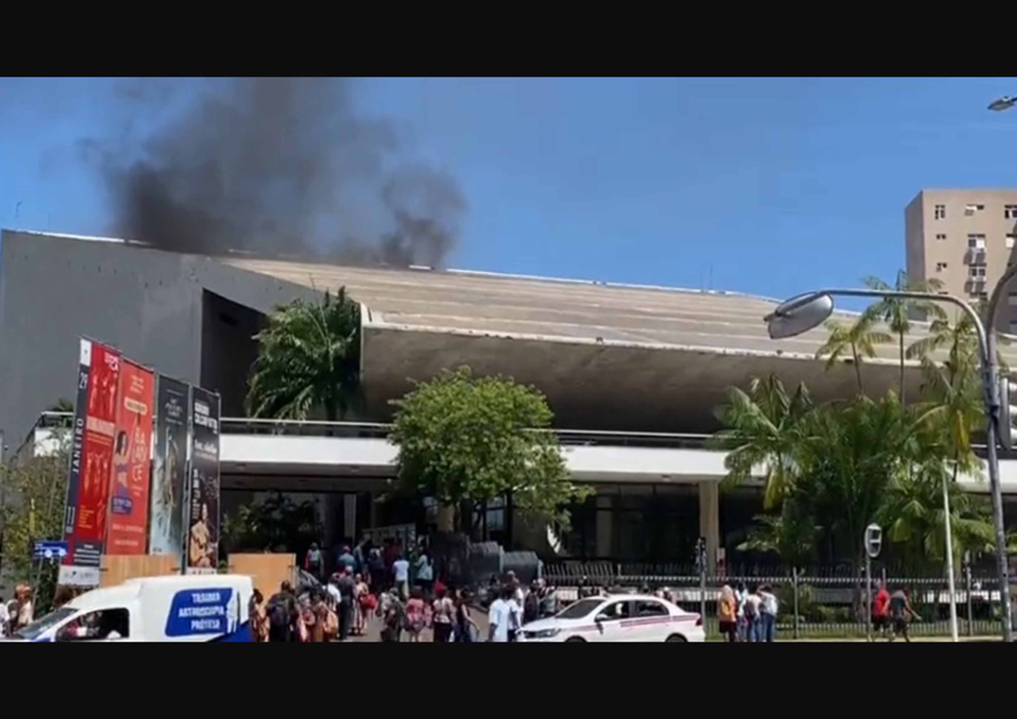 De acordo com o Corpo de Bombeiros, o incêndio está localizado no piso superior do Teatro Castro Alves.