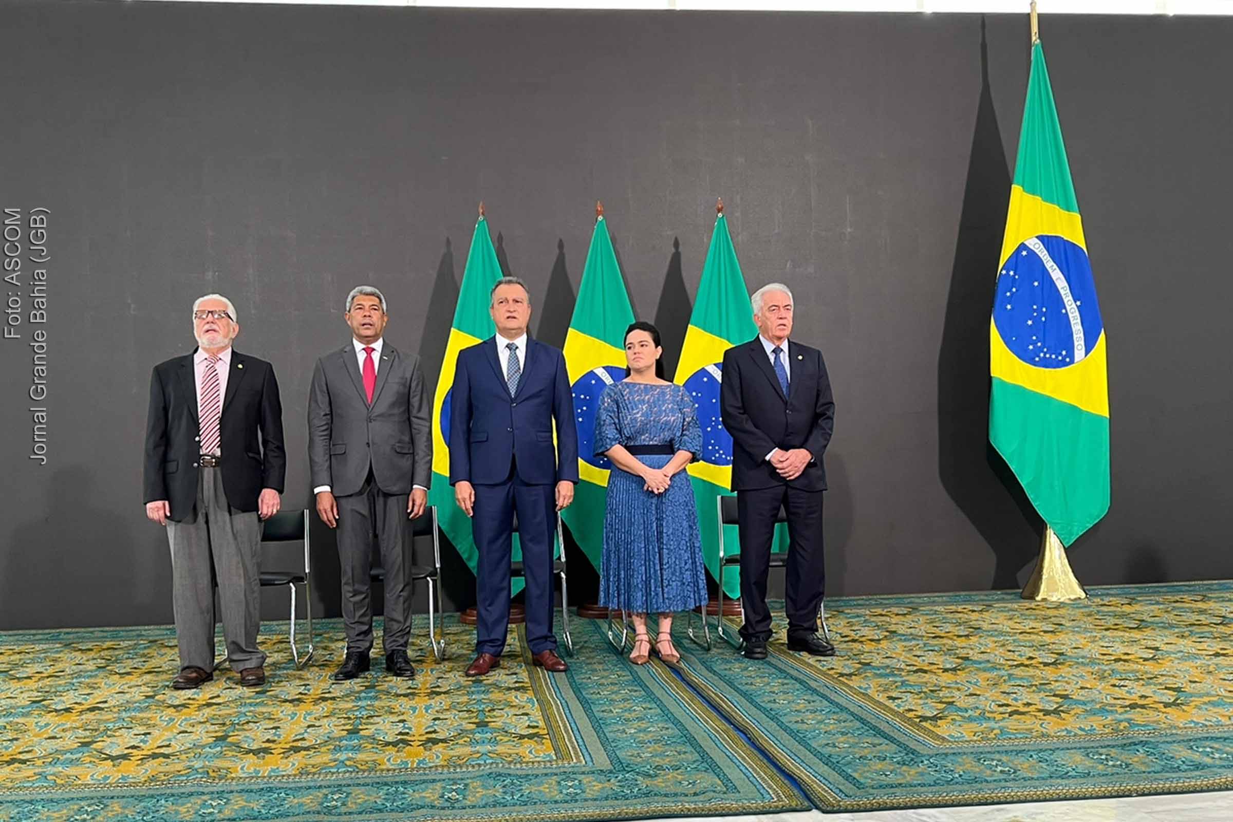 Senador Jaques Wagner, governador Jerônimo Rodrigues, ministro Rui Costa, Aline Peixoto, esposa e o senador Otto Alencar em cerimônia de posse no cargo de Ministro da Casa Civil da Presidência República do Governo Lula 3.