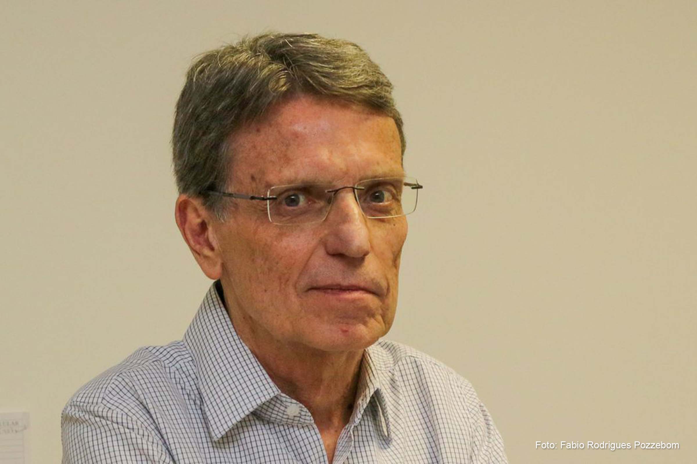 Hélio Doyle trabalhou como repórter, editor e chefe de redação no Correio Braziliense, O Estado de S. Paulo, Jornal de Brasília, Opinião, Folha de S.Paulo e entre outros jornais.