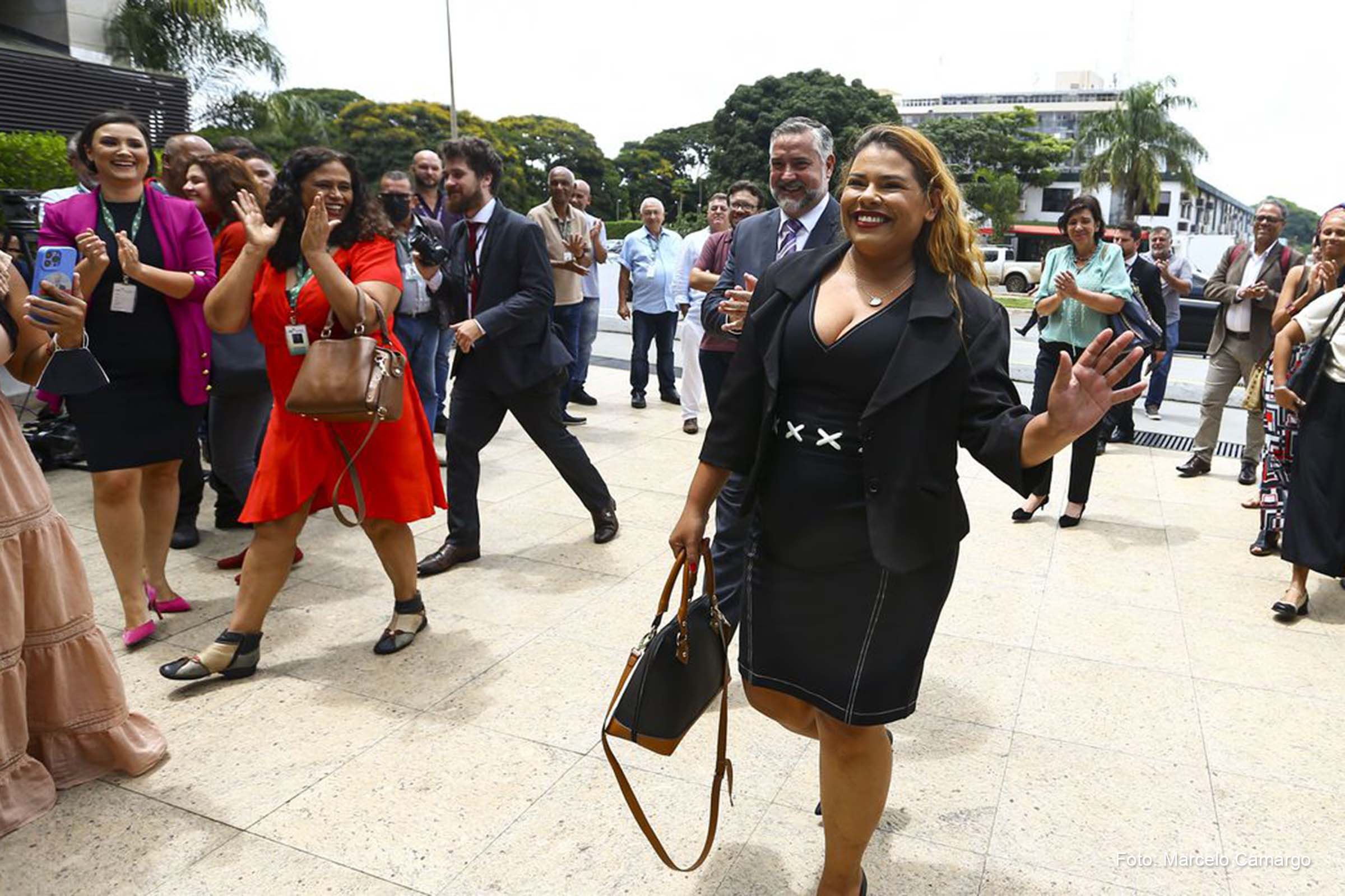 Jornalista Kariane Costa toma posse no comando da EBC; Governo Lula 3 designa mulheres para cargos de comando da empresa pública de comunicação