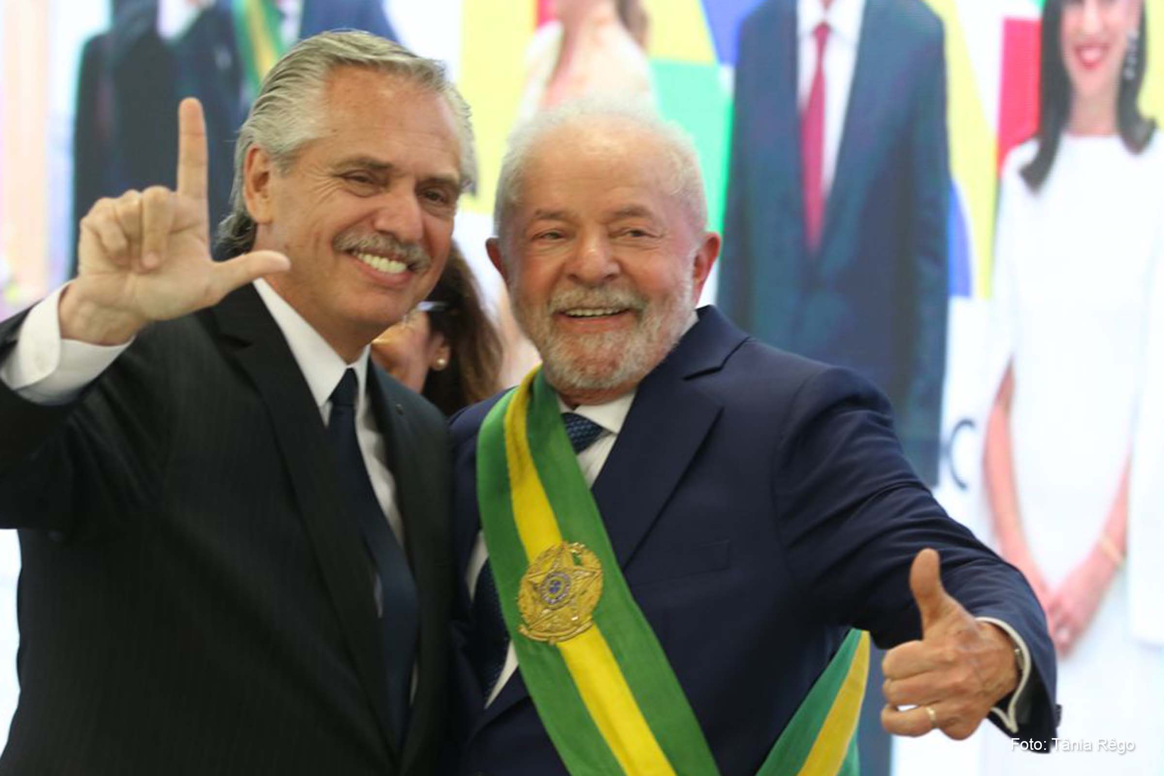 O presidente da Argentina, Alberto Fernánde, cumprimenta o presidente Luiz Inácio Lula da Silva no Palácio do Planalto.