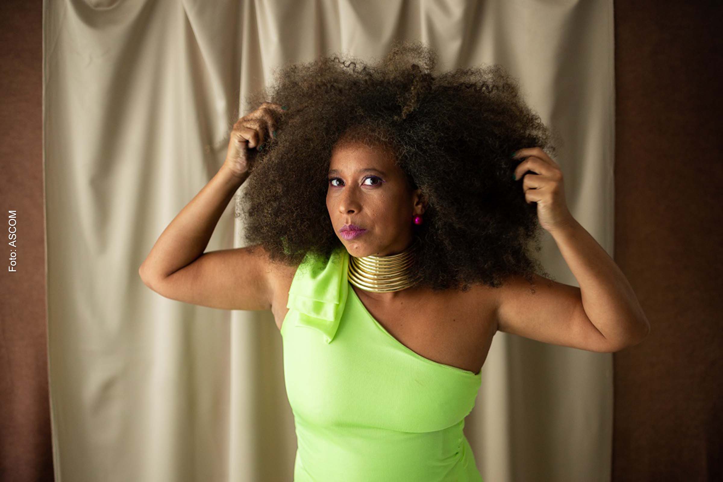 Manuela Rodrigues faz show em homenagem a Gilberto Gil, Caetano Veloso e Chico Buarque no Teatro Gamboa.
